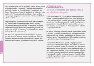 Professor Nota 10

Para participar dessa aula os estudantes vestem avental branco
e luvas de plástico, e o trabalho é realizado dentro do laboratório de Química da Escola Lourenço Castanho, em São
Paulo. Todo o passo-a-passo da fabricação do vinho dura mais
de um mês. “Com esse tipo de atividade, o aluno se vê em
uma posição que permite que ele tire as próprias conclusões”,
afirma Luciana.

106

Depois de pronto, o vinho foi levado a um especialista para
ser analisado. Os resultados não poderiam ser melhores.
Além de terem produzido a bebida corretamente, os alunos
melhoraram as notas das provas. Segundo a professora, que
aplica esse método há três anos, “as dificuldades em relação à
matéria agora são bem menores”.
Os alunos não experimentaram a bebida depois de pronta,
por dois motivos: primeiro porque ainda não têm idade para
consumir bebida alcoólica e segundo porque é apenas uma
experiência e o produto não está apropriado para o consumo.

H
H PRÁTICA 6
A busca de métodos não-convencionais
para lecionar Geografia
Explicar as questões do Oriente Médio vestido de palestino,
abordar a industrialização brasileira com roupa de operário
e uma marmita na mão, em aulas que começam às dez horas
da noite e se estendem até as seis da manhã. Essa é a maneira
que o professor Maurinto Reis dos Santos utiliza para ensinar Geografia aos seus alunos de 3º ano e cursinhos de Porto
Alegre e Florianópolis.
O “Bailão”, como são chamadas as aulas, reúne conhecimento
e diversão. Os alunos aprendem o tema que está sendo abordado e depois, por volta das três da manhã, se divertem com
música e dança. “É uma aula lúdica, diferenciada, que integra
e aproxima os alunos”, comenta o professor.
Tudo começou há oito anos, quando um grupo de alunos
solicitou aulas durante a madrugada. Ele atendeu ao pedido e
levou um violão e um chapéu de nordestino para descontrair.
Outros alunos ficaram sabendo e começaram a pedir aulas assim. O sucesso foi tanto que ele já teve de organizar aulas em
um ginásio para mais de cinco mil pessoas, mas garante que
o aprendizado é melhor em turmas menores. Hoje ele utiliza
o método esporadicamente, em média uma vez por mês, para
não tornar a aula uma rotina.

 