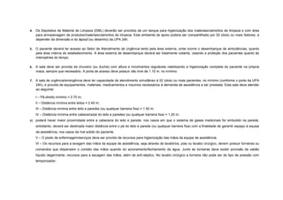 4. Os Depósitos de Material de Limpeza (DML) deverão ser providos de um tanque para higienização dos materiais/utensílios de limpeza e com área
para armazenagem de produtos/materiais/utensílios de limpeza. Este ambiente de apoio poderá ser compartilhado por 02 (dois) ou mais Setores, a
depender da dimensão e do layout (ou desenho) da UPA 24h.
5. O paciente deverá ter acesso ao Setor de Atendimento de Urgência tanto pela área externa, onde ocorre o desembarque de ambulâncias, quanto
pela área interna do estabelecimento. A área externa de desembarque deverá ser totalmente coberta, visando a proteção dos pacientes quanto às
intempéries do tempo.
6. A sala deve ser provida de chuveiro (ou ducha) com altura e movimentos reguláveis viabilizando a higienização completa do paciente na própria
maca, sempre que necessário. A porta de acesso deve possuir vão livre de 1.10 m, no mínimo.
7. A sala de urgência/emergência deve ter capacidade de atendimento simultâneo à 02 (dois) ou mais pacientes, no mínimo (conforme o porte da UPA
24h), e provida de equipamentos, materiais, medicamentos e insumos necessários à demanda de assistência a ser prestada. Esta sala deve atender
ao seguinte:
I – Pé-direito mínimo = 2.70 m;
II – Distância mínima entre leitos = 2.40 m;
III – Distância mínima entre leito e paredes (ou qualquer barreira fixa) = 1.50 m;
IV – Distância mínima entre cabeceira/pé do leito e paredes (ou qualquer barreira fixa) = 1.20 m:
a) poderá haver maior proximidade entre a cabeceira do leito e parede, nos casos em que o sistema de gases medicinais for embutido na parede,
entretanto, deverá ser destinada maior distância entre o pé do leito e parede (ou qualquer barreira fixa) com a finalidade de garantir espaço à equipe
de assistência, nos casos de mal súbito do paciente.
V – O posto de enfermagem/serviços deve ser provido de recursos para higienização das mãos da equipe de assistência;
VI – Os recursos para a lavagem das mãos da equipe de assistência, seja através de lavatórios, pias ou lavabo cirúrgico, devem possuir torneiras ou
comandos que dispensem o contato das mãos quando do acionamento/fechamento da água. Junto às torneiras deve existir provisão de sabão
líquido degermante, recursos para a secagem das mãos, além de anti-séptico. No lavabo cirúrgico a torneira não pode ser do tipo de pressão com
temporizador;
 