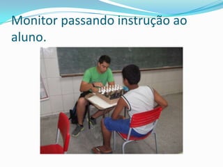 Monitor passando instrução ao
aluno.
 