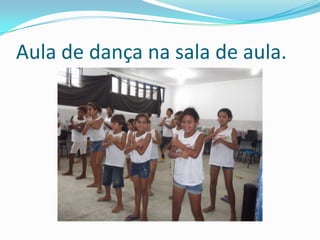 Aula de dança na sala de aula.
 