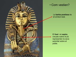 Com vestien? El  fuet  i el  ceptre , creuats sobre el pit, representen la seva autoritat sobre el poble. La  barba postissa  és el símbol reial.   