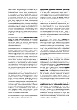 32
Dans ce contexte, l’actuel gouvernement s’obstine à ne pas faire
grand-chose pour équilibrer l’installation des professionnels de
santé sur le territoire : pourtant, avec le choc démographique,
la France va perdre un médecin sur dix d’ici 2025. De son côté,
l’hôpital public est en grave difficulté. Mise en concurrence avec les
structures privées, doublement du nombre de visites aux urgences
faute de permanences des soins en ville – notamment le soir et les
fins de semaine, prise en charge des malades les plus pauvres qui
font ailleurs l’objet de refus, manque de personnel, le risque est
grandd’altérerlaqualitédesoinsetd’accueilparmilesmeilleursau
monde. La loi votée par l’UMP au Parlement a prévu que, d’ici 2018,
l’hôpital public sera financé comme les cliniques privées, alors que
celles-ci ont toute liberté pour choisir les secteurs les plus rentables
et n’ont pas à assurer d’interventions non programmées. Au lieu de
suivredeschoixguidésparl’intérêtgénéral,l’applicationaveuglede
la « T2A » (Tarification à l’activité) impose partout le rationnement
des moyens.
Pour nous socialistes, c’est clair : la santé n’est pas un service comme
un autre, c’est un droit fondamental qui ne peut pas être confié au
marché. Il est temps de faire appliquer la Constitution qui proclame
que « la nation garantit à tous la protection de la santé ». Nous
organiserons rapidement de nouveaux états généraux de la santé
sur tout le territoire national.
Contrairement au message que martèlent les libéraux, le déficit de
l’assurance-maladien’estpas«incontrôlable».Unsystèmesolidaire
est plus efficace et moins coûteux qu’un système privatisé. Aux
États-Unis, où la couverture repose presque entièrement sur des
assurancesprivées,lesdépensesdesantésontlesplusimportantes
au monde pour des performances médiocres. Allons-nous évoluer
vers un tel système au moment où Barack Obama se donne tant de
mal pour en sortir les États-Unis ? Surtout, les dépenses de soins et
de prévention, en matière de santé, ne doivent pas être considérées
seulement sous un angle comptable. Ces dépenses créent elles-
mêmes de la valeur car elles permettent d’éviter des souffrances, de
réduire des incapacités et de gagner des années de vie. Pour autant,
il est légitime et nécessaire de chercher à maîtriser une politique de
santé plus efficiente et à la mettre en œuvre.
Nousavonslesmoyensderenforcerlasolidaritétoutenrétablissant
les comptes de l’assurance-maladie, comme la gauche avait su le
faire au tournant des années 2000. L’objectif est à notre portée, à
condition qu’il repose sur un effort partagé. À condition de remettre
en cause les rentes de situation, de faire la chasse aux examens
inutiles ou aux traitements mal coordonnés, d’édifier une autre
organisation de l’offre de soins avec les professionnels. À condition,
dans le même temps, de faire reculer des maladies qui augmentent
aujourd’hui, comme les allergies, le stress au travail ou la maladie
d’Alzheimer et de mieux prévenir les risques psycho-sociaux et la
souffrance au travail. Le développement de la santé est aussi une
source considérable de richesse collective : nous avons le potentiel
industriel, technologique et de services de santé pour en faire un
domaine d’excellence de l’économie française.
Réalisercettefeuillederoutesupposedeprendredesmesuresfortes
pour adapter notre système aux besoins d’aujourd’hui.
Nous mettrons au premier plan la prévention pour lutter contre les
inégalités. Les inégalités de santé se combattent à la racine, dès
la plus petite enfance : le service public de la petite enfance et le
recrutementdemédecinsetd’infirmiersauseindesétablissements
et dans les PMI, en lien avec les acteurs associatifs et les travailleurs
sociaux, permettront de développer les diagnostics précoces des
troublesducomportement,del’obésitéoudesaffectionsdelavision.
Le rôle de l’alimentation dans les inégalités de santé est désormais
avéré. Plutôt que des campagnes de communication du type «
cinq fruits et légumes par jour » qui font culpabiliser les ménages
aux revenus modestes, il faut agir en direction des industries
agroalimentaires afin qu’elles améliorent la composition de leurs
produits, qu’elles en retirent les substances néfastes et qu’elles
informent davantage le consommateur. C’est aussi le sens de la
mise en place de circuits courts pour les produits de l’agriculture
paysanne que nous organiserons avec les collectivités locales et les
organisations agricoles.
De nombreuses études indiquent que la dégradation de
l’environnementcontribueaudéveloppementdemaladiestellesque
les allergies, l’asthme, les troubles de la fertilité ou les cancers. S’il
ne faut pas basculer dans un discours catastrophiste laissant croire
aux Français qu’ils sont cernés de menaces mortelles, le principe
de prévention impose une évaluation transparente des risques et,
quand le niveau de risque le justifie, de renforcer la réglementation
– qu’il s’agisse de l’exposition aux ondes électromagnétiques, des
niveaux d’émissions des téléphones mobiles et des antennes relais,
ouencoredelaconnaissancedes100000substanceschimiquessur
le marché européen.
En terme de santé publique, les maladies mentales occupent une
place majeure. Les troubles psychiatriques sont responsables
chaque année de 12 000 morts par suicide, auxquels s’ajoutent la
surmortaliténonsuicidaire(accidentelle,consommationd’alcool,de
tabacetdedrogue).Nousorganiseronsunlargedébatparlementaire
qui précèdera une grande loi « santé mentale ». Nos propositions
principales dans ce champs cibleront notamment l’abrogation
de la loi sécuritaire sur l’hospitalisation sans consentement et sur la
rétention de sûreté, la priorité à la prévention dans le cadre de soins
proches des usagers (en particulier pour les enfants et les familles,
avec une prévention précoce sans stigmatisation), une réforme de
la formation des médecins et acteurs du secteur. Un accent sera
mis sur l’épidémiologie et la recherche. Nous souhaitons mettre en
œuvre une politique volontariste et négociée pour la santé mentale
en relation avec les autres champs de la santé.
Nous proposerons un nouveau pacte aux professionnels de la
santé pour assurer l’accès aux soins sur l’ensemble du territoire. La
médecine libérale telle qu’elle se pratique – de manière isolée et
avec le paiement à l’acte – n’est plus suffisamment adaptée. Elle ne
permet pas le nécessaire effort en matière de prévention et elle est
désertée par les jeunes médecins, qui ne sont que 10 % à choisir ce
mode d’exercice. Du coup, des territoires sont trop pourvus, tandis
que d’autres sont sous-dotés. Pour que la couverture du territoire
soit équilibrée et que la permanence des soins soit mieux assurée,
notre réforme reposera sur trois piliers :
 