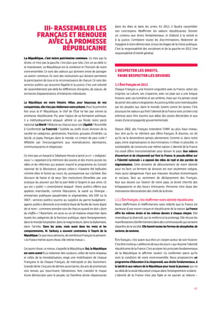 43
III- Rassembler les
Français et renouer
avec la promesse
républicaine
La République, c’est notre patrimoine commun. Ce n’est pas la
droite, ce n’est pas la gauche, c’est plus que cela, c’est un au-delà ici
et maintenant. La République est la condition et l’horizon de notre
vivre-ensemble. Ce sont des valeurs qui donnent envie de partager
un avenir commun. Ce sont des institutions qui doivent permettre
la participation de tous et la reconnaissance de chacun. Ce sont des
services publics qui assurent l’égalité et la justice. C’est une volonté
de rassemblement par-delà les différences d’origines, de statuts, de
territoires d’appartenance, d’itinéraires individuels.
La République est notre histoire. Hélas, pour beaucoup de nos
compatriotes,ellen’estpasréellementnotreprésent.Pourlapremière
fois sous la Ve
République, le chef de l’État ne fait pas sienne la
promesse républicaine. Pis, avec l’appui de sa formation politique,
il a méthodiquement attaqué, abîmé ce qui fonde notre pacte
national.Laliberté?Réduite auchacunpoursoi. L’égalité ?Assimilée
à l’uniformité. La fraternité ? Oubliée au profit d’une division de la
société en catégories, générations, fractions, groupes d’intérêts. La
laïcité, ce joyau français dans le monde, ce ciment de paix civile ?
Affaiblie par l’encouragement aux revendications identitaires,
communautaires et religieuses.
Ce n’est pas un hasard si Stéphane Hessel a lancé ce cri : « Indignez-
vous ! », rappelant à la mémoire des jeunes et des moins jeunes les
idées et les réformes qui avaient inspiré le programme du Conseil
national de la Résistance. Jamais celles-ci n’avaient été bafouées
comme elles le furent au cours du quinquennat qui s’achève. Des
discours de haine et de peur. Des institutions ébranlées par une
pratique du pouvoir qui fait la part belle à l’argent et aux amis. Ce
qui est « public » continûment attaqué : biens publics offerts aux
appétits marchands, comme l’éducation, la santé ou l’énergie ;
entreprises publiques paupérisées et stigmatisées, tels EDF ou la
SNCF ; services publics soumis au supplice du garrot budgétaire ;
agents publics dénoncés à la vindicte faute de feuille de route digne
de ce nom – comment prendre soin de chacun quand on doit « faire
du chiffre » ? Rarement, on aura vu un tel malaise s’exprimer dans
toutes les catégories de la fonction publique, dans l’enseignement,
danslemondehospitalier,danslamagistrature,dansladiplomatie,
dans l’armée. Dans les actes, mais aussi dans les mots et les
comportements, M. Sarkozy a souvent contrevenu à l’esprit de la
République.Cequenouspensons,denombreuxFrançaislepensent :
« la France mérite autre chose, elle mérite mieux ».
Cet autre chose, ce mieux, s’appelle la République. Oui, la République
est notre avenir ! Lui redonner des couleurs, celles de notre drapeau
et celles de la mondialisation, exige une mobilisation de chaque
Française et de chaque Français, de métropole et des Outremers.
Grandetâche.Cinqansdedérivesautoritaires,dixansdepromesses
non tenues qui nourrissent l’abstention, font craindre le risque
d’une démocratie sans le peuple, où l’extrême droite s’épanouirait
dans les têtes et dans les urnes. En 2012, il faudra rassembler
nos concitoyens. Réaffirmer les valeurs républicaines. Donner
un contenu aux droits fondamentaux, et d’abord à la sûreté et
à la justice. Combattre toutes les discriminations. Redonner de
l’oxygène à notre démocratie, à tous les étages de la chose publique.
C’est la responsabilité des socialistes et de la gauche en 2012. Une
responsabilité d’intérêt général.
1 Respecter les droits,
faire respecter les devoirs
1.1 Être français en 2012
Chaque Français a une histoire singulière avec la France, selon ses
origines, sa culture, ses croyances, avec un pays qui a une longue
histoire, avec ses lumières et ses ombres, mais qui n’a jamais cessé
deporterdesvaleursexigeantes.Aupointqu’ellessontrevendiquées
par les peuples qui, dans le monde, luttent contre les tyrans. C’est
pourquoilesvaleursquifontl’identitédelaFrancesontunbientrop
précieux pour être soumis aux aléas des joutes électorales et aux
vivats d’une propagande gouvernementale.
Depuis 2002, des Français entendent l’UMP, au plus haut niveau,
leur dire qu’ils ne méritent pas d’être français. À d’autres, on dit
qu’ils ne le deviendront jamais pleinement. Comme si, dans notre
pays, entre stigmatisation et discrimination, il n’était ni possible, ni
souhaitable, de construire une même nation. L’identité de la France
n’a cessé d’être instrumentalisée pour diviser le pays. Aux valeurs
d’ouverture et de citoyenneté qui font la France, le pseudo-débat sur
« l’identité nationale » a opposé des idées de repli et des paroles de
stigmatisation. Cette tentative de détournement de notre identité
pour en faire un ferment de division est non seulement indigne,
mais aussi dangereuse. Face aux mauvais résultats économiques
et sociaux, face au sentiment de déclassement des Français,
face aux doutes sur l’avenir de notre pays, la droite cherche des
échappatoires et des boucs émissaires. Personne n’est dupe des
motivations électoralistes des chefs de la droite.
1.1.1 être français, c’est réaffirmer notre identité républicaine
Nous réaffirmons et réaffirmerons sans relâche que la France est
porteuse d’une vision civique et républicaine de la nation. La France
offre les mêmes droits et les mêmes devoirs à chaque citoyen. Elle
revendique la diversité, qui la renforce et la prolonge. Elle récuse les
manifestationsd’enfermementdansdescommunautésquiseraient
séparéesdelasociété.Ellebannittouteslesformesdexénophobie,de
racisme, de sexisme.
Être français, c’est avant tout être un citoyen acteur de son histoire.
C’estêtreinvitéau«plébiscitedetouslesjours»quirésumel’identité
républicainedelaFrance.C’estaccepterlesprincipesfondamentaux
de la République et affirmer vouloir s’y conformer parce qu’ils
sont la condition de notre vivre-ensemble. Nous proposerons un
programme d’éducation à la citoyenneté, aux droits fondamentaux, à
la laïcité et aux valeurs de la République pour toute la jeunesse qui ira
au-delà de la seule éducation civique dans l’enseignement scolaire.
L’identité de la France n’est pas figée et ne saurait se réduire –
 