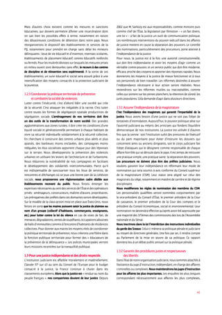 46
Mais d’autres choix existent comme les mesures et sanctions
éducatives, qui doivent permettre d’éviter une incarcération dont
on sait bien les possibles effets à terme, notamment en raison
des désastreuses conditions de détention dans notre pays. Nous
réorganiserons le dispositif des établissements et services de la
PJJ, notamment pour prendre en charge sans délai les mineurs
délinquants : lieux de vie éducatif et d’insertion, internats scolaires,
établissements de placement éducatif, centres éducatifs renforcés
oufermés.Pourlesmultirécidivistessurlesquelslesmesuresprises
en milieu ouvert sont demeurées sans effet, le recours à des centres
de discipline et de réinsertion sera expérimenté. À la sortie de ces
établissements, un suivi éducatif et social sera assuré grâce à une
intensification des moyens consacrés à la protection judiciaire de
la jeunesse.
1.2.3 Coordonner la politique territoriale de prévention
et combattre la société de violences
Lutter contre l’insécurité, c’est d’abord bâtir une société qui crée
de la sécurité. C’est attaquer les inégalités à la racine. C’est lutter
contre toutes les formes de ségrégation spatiale productrices de
ségrégation sociale. L’aménagement de nos territoires doit être
un des outils de la transformation de notre société. Des grandes
agglomérations aux zones rurales, il doit créer les conditions d’une
équité sociale et générationnelle permettant à chaque habitant de
vivre sa sécurité individuelle solidairement à la sécurité collective.
En cherchant à construire des centres urbains plus aérés et plus
apaisés, des banlieues moins enclavées, des campagnes moins
reléguées, les élus socialistes apportent chaque jour des réponses
sur le terrain. Nous développerons la prévention des violences
urbaines en utilisant les leviers de l’architecture et de l’urbanisme.
Nous réduirons la vulnérabilité de nos campagnes en facilitant
le développement des solidarités intercommunales. Parce qu’il
est indispensable de sanctuariser tous les lieux de services, de
rencontres et d’échanges où se joue une bonne part de la cohésion
sociale, nous proposerons une réglementation cadre dédiée aux
établissements recevant du public. Nous ferons émerger les
expertisesnécessairesauseindesservicesdel’Étatetdesopérateurs
privés : aménageurs, constructeurs, maîtres d’œuvre, propriétaires.
Lesprérogativesdespréfetsdanscesdomainesserontdéveloppées.
Sur le modèle de la class-action mise en place aux États-Unis, nous
ferons en sorte que les maires puissent saisir la justice de plaintes au
nom d’un groupe (collectif d’habitants, commerçants, enseignants,
etc.) pour lutter contre la loi du silence en cas de voies de fait, de
menaces,dégradations,ventesdestupéfiants,occupationsabusives
dehallsd’immeublescommisàl’encontred’habitantsderésidences
collectives.Pourdonnerauxmaireslesmoyensréelsdecoordonner
lapolitiqueterritorialedeprévention,nouscréeronsunefilièredans
la fonction publique territoriale pour former des « éducateurs de
la prévention de la délinquance ». Les polices municipales verront
leurs missions recentrées sur la tranquillité publique.
1.3 Pour une justice indépendante et des droits respectés
L’institution judiciaire est affaiblie moralement et matériellement.
Classée 37e
sur 43 au sein du Conseil de l’Europe pour le budget
consacré à la justice, la France continue à chuter dans les
classements européens. Alors que la justice est « rendue au nom du
peuple français », nos compatriotes doutent de leur justice. Depuis
2002 que M. Sarkozy est aux responsabilités, comme ministre puis
comme chef de l’État, la législation par l’émotion – « un fait divers,
une loi » – a fait de la justice un outil de communication politique.
Les nombreuses interventions du pouvoir exécutif dans les affaires
de justice mettent en cause la séparation des pouvoirs. Le contrôle
des nominations, particulièrement des procureurs, porte atteinte à
l’indépendance de la justice.
Pour nous, la justice est à la fois une autorité constitutionnelle,
qui doit être indépendante et avoir les moyens d’agir comme un
véritable contre-pouvoir, et un service public qui doit être moderne,
efficace,prochedescitoyensetapporterdesréponsesrapides.Nous
donnerons les moyens à la justice de mieux fonctionner et à tous
ses personnels de bien travailler. Les réformes destinées à assurer
l’indépendance nécessaire à leur action seront réalisées. Nous
reviendrons sur les réformes inutiles ou inacceptables, comme
celles qui portent sur les peines planchers, la rétention de sûreté, les
jurés populaires. Cela demande d’agir dans plusieurs directions.
1.3.1 Assurer l’indépendance de la magistrature
C’est l’indépendance des magistrats qui garantit l’impartialité de la
justice. Nous avons besoin d’une justice qui ne soit pas l’objet de
tentatives d’intimidation. Aujourd’hui, le pouvoir politique pèse sur
l’autorité judiciaire au mépris des principes qui fondent l’équilibre
démocratique de nos institutions. La justice est utilisée à d’autres
fins que la sienne : soit l’institution subit des pressions de l’exécutif
ou du parti majoritaire pour éviter d’instruire les dossiers qui
concernent amis ou anciens dirigeants, soit le corps judiciaire fait
l’objet d’attaques qui le désignent comme responsable de chaque
affaire horrible qui se déroule dans le pays. Il est temps de retrouver
unepratiquesimple,unepratiquesaine:laséparationdespouvoirs.
Les procureurs ne doivent plus être des préfets judiciaires. Nous
voulons garantir leur indépendance en réformant leur mode de
nomination qui sera soumis à avis conforme du Conseil supérieur
de la magistrature (CSM). Leur statut sera aligné sur celui des
magistratsdusiège,notammentenmatièredecarrièreetderégime
disciplinaire.
Nous modifierons les règles de nomination des membres du CSM.
Les personnalités qualifiées seront nommées conjointement par
le vice-président du Conseil d’État, le premier président de la Cour
de cassation, le premier président de la Cour des comptes et le
président du Conseil économique, social et environnemental. Leur
nomination ne deviendra effective qu’après avoir été approuvée par
unemajoritédes3/5èmesdescommissionsdesloisdel’Assemblée
nationale et du Sénat.
Nous inscrirons dans la loi l’interdiction des instructions individuelles
dugardedesSceaux.Celui-cimènerasapolitiquepénaleetjudiciaire
au moyen de directives générales. Une fois par an, il rendra compte
au Parlement de la mise en œuvre de sa politique. Ce rapport
donnera lieu à un débat public annuel sur la politique pénale.
1.3.2 Garantir des procédures justes et respectueuses
des libertés
Dansl’étatdenotreorganisationjudiciaire,noussommesattachésà
l’existencedujuged’instruction,indépendant,enchargedesaffaires
criminellesoucomplexes.Nousmaintiendronslesjugesd’instruction
pour les affaires les plus importantes. Les enquêtes les plus longues
correspondant nécessairement aux affaires les plus complexes,
 