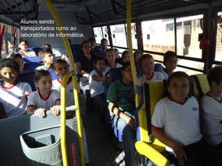 Alunos sendo transportados rumo ao laboratório de informática. 