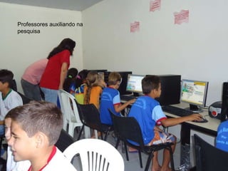 Professores auxiliando na pesquisa 