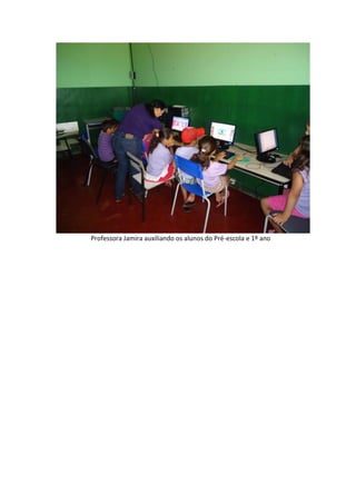 Professora Jamira auxiliando os alunos do Pré-escola e 1º ano
 