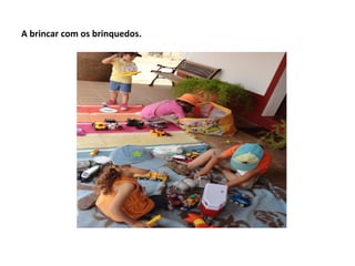 A brincar com os brinquedos.
 