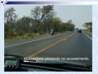 Motociclista pilotando no acostamento.
 