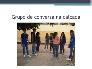 Grupo de conversa na calçada
 