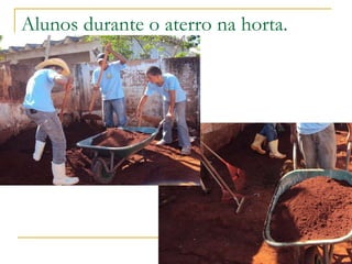 Alunos durante o aterro na horta. 