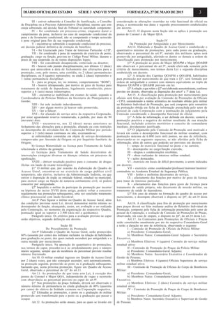 3DIÁRIOOFICIALDOESTADO SÉRIE3 ANOVII Nº095 FORTALEZA,27DEMAIODE2015
III - estiver submetido a Conselho de Justificação, a Conselho
de Disciplina ou a Processo Administrativo Disciplinar, mesmo que este
esteja sobrestado, até decisão final do Tribunal ou autoridade competente;
IV - for condenado em processo-crime, enquanto durar o
cumprimento da pena, inclusive no caso de suspensão condicional da
pena e de livramento condicional, não se computando o tempo acrescido
à pena original para fins de sua suspensão condicional;
V - encontrar-se submetido à suspensão condicional do processo,
até decisão judicial definitiva de extinção do benefício;
VI - for Licenciado para Tratar de Interesse Particular -LTIP;
VII - for condenado à pena de suspensão do exercício do posto,
graduação, cargo ou função, prevista no Código Penal Militar, durante o
prazo de sua suspensão ou de outras disposições legais;
VIII - for considerado desaparecido, extraviado ou desertor;
IX - houver sido punido disciplinarmente, nos últimos 12 (doze)
meses que antecedem a data de fechamento das alterações para a
promoção, com, pelo menos, uma custódia, ou 2 (duas) permanências
disciplinares, ou 4 (quatro) repreensões; ou ainda 2 (duas) repreensões e
1 (uma) permanência disciplinar;
X - para as praças, ter, no mínimo, comportamento “BOM”;
XI - houver ultrapassado, por motivo de gozo de licença para
tratamento de saúde de dependente, legalmente reconhecido, prazo
superior a 6 (seis) meses ininterruptos;
XII - encontrar-se inabilitado em exames de saúde, segundo a
Coordenadoria de Perícias Médicas da Secretaria do Planejamento e
Gestão;
XIII - for nele incluído indevidamente;
XIV - por algum motivo já houver sido promovido;
XV - vier a falecer;
XVI - for afastado do serviço ativo da respectiva Corporação,
por estar aguardando reserva remunerada, a pedido, por mais de 90
(noventa) dias;
XVII - encontrar-se, nos 12 (doze) meses anteriores ao
fechamento das alterações para a promoção, afastado ou com restrições
ao desempenho da atividade-fim da Corporação Militar por período
superior a 3 (três) meses contínuos ou não, excetuando-se:
a) enfermidades contraídas em objeto de serviço devidamente
comprovadas por Atestado de Origem ou por Inquérito Sanitário de
Origem;
b) licença Maternidade ou licença para Tratamento de Saúde
relacionada a efeitos da gestação;
c) licenças para Tratamento de Saúde decorrentes de
intervenções cirúrgicas diversas ou doenças crônicas em processos de
agudização;
XVIII - obtiver resultado positivo para o consumo de drogas
ilícitas em laudo de exame toxicológico.
§1º O militar que, por ocasião da elaboração do Quadro de
Acesso Geral, encontrar-se no exercício de cargo público civil
temporário, não eletivo, inclusive da Administração Indireta, ou que
estiver à disposição de órgão ou entidade federal, estadual ou municipal,
para exercer cargo ou função de natureza estritamente civil, só poderá
concorrer por antiguidade.
§2º Impedido o militar de participar da promoção por incorrer
na hipótese do inciso XVIII deste artigo, poderá voltar a concorrer
regularmente nas promoções subsequentes, uma vez concluído tratamento
clínico psicossocial com laudo favorável.
Art.8º Para figurar o militar no Quadro de Acesso Geral, além
das condições previstas nesta Lei, deverá demonstrar mérito mínimo no
desempenho da função, alcançando, assim, em avaliação a ser realizada
pela Corporação, no momento da organização do respectivo Quadro,
pontuação igual ou superior a 2.500 (dois mil e quinhentos).
Parágrafo único. Os critérios para a avaliação prevista no caput
serão objetivos, segundo definição em decreto.
Seção III
Do Procedimento da Promoção
Art.9º Elaborado o Quadro de Acesso Geral, serão promovidos
60% (sessenta por cento) dos militares incluídos na relação de habilitados
para graduação ou posto, dos quais metade ascenderá por antiguidade e a
outra metade por merecimento.
Parágrafo único. Na apuração do quantitativo de promoções,
nos termos do caput, proceder-se-á ao arredondamento para o número
inteiro seguinte, sempre que da incidência do percentual previsto resultar
número fracionado.
Art.10. O militar estadual ingresso em Quadro de Acesso Geral
por 2 (duas) vezes, que não conseguir ascender, será automaticamente,
na promoção seguinte, promovido ao posto ou à graduação subsequente,
bastando que, nesta próxima promoção, figure em Quadro de Acesso
Geral, observado o percentual do §1º do art.11.
Art.11. As promoções de que trata esta Lei, à exceção dos
postos de Coronel e Major QOA, independerão de vagas e ocorrerão
com observância ao percentual previsto no caput do art.9º.
§1º Nas promoções da praça Soldado, deverá ser observado o
número mínimo de permanência na citada graduação de 40% (quarenta
por cento) do efetivo de Soldado existente na Corporação respectiva.
§2º Efetuadas as promoções, o posto ou a graduação do militar
promovido será transformado para o posto ou a graduação que passar a
ocupar.
Art.12. As promoções serão anuais, para as quais se levarão em
consideração as alterações ocorridas na vida funcional do oficial ou
praça, e acontecerão nas datas e segundo processamento estabelecidos
em decreto.
Art.13. O disposto nesta Seção não se aplica à promoção aos
postos de Coronel e de Major QOA.
Seção IV
Da Promoção por Antiguidade e por Merecimento
Art.14. Elaborado o Quadro de Acesso Geral e estabelecido o
quantitativo mínimo de promoções, para cada posto ou graduação,
observando o percentual do art.9º, metade dos militares aptos será
promovida por antiguidade, aferindo-se dentre os demais a ordem de
classificação para promoção por merecimento.
§1º A promoção ao posto de Major QOAPM e Major QOABM
não observará o percentual do art.9º, sendo efetivada somente pelo
critério de merecimento, nos termos desta Lei e segundo disciplina
estabelecida em decreto.
§2º A relação dos Capitães QOAPM e QOABM, habilitados
para promoção por merecimento de que trata o §1º, será formada por
ordem de antiguidade e contará com número equivalente ao triplo de
Majores QOAPM e QOABM previsto em lei.
§3ºA relação a que refere o §2º será elaborada semestralmente, conforme
previsto em decreto, observadas as disposições dos arts.6º e 7º desta Lei.
Art.15. A classificação para promoção por merecimento para
oficiais será feita por avaliação da Comissão de Promoções de Oficiais
- CPO, considerando a média aritmética do resultado obtido pelo militar
no Relatório Individual de Promoção, que será composto pelo somatório
da pontuação obtida em ficha de informação preenchida pelo setor de
pessoal de cada Corporação com a pontuação do julgamento pela
Comissão considerando o desempenho funcional do oficial.
§1º A ficha de informação, a ser definida em decreto, conterá a
pontuação positiva e negativa do militar resultante de sua atuação
funcional, incluindo critérios meritórios e conceito do comandante
imediato, devidamente justificado.
§2º O julgamento pela Comissão de Promoção será motivado e
levará em conta o desempenho funcional do militar estadual, com
pontuação máxima de 6.000 (seis mil) pontos, no ano de referência,
observando-se os seguintes aspectos, se não aferidos pela ficha de
informação, além de outros que poderão ser previstos em decreto:
I - tempo de exercício funcional no posto e na carreira;
II - desempenho no cargo/função exercida;
III - elogios e condecorações recebidas;
IV - obras realizadas de interesse militar estadual;
V - ações destacadas;
VI - exercício em locais de difícil provimento, a serem indicados
em decreto;
VII - exercício como coordenador/professor/instrutor/monitor/
conteudista na Academia Estadual de Segurança Pública;
VIII - lesões e moléstias decorrentes do serviço;
IX - afastamento das funções por motivo de gozo de licença
para tratar de interesse particular;
X - afastamento das funções para gozo de licença para
tratamento de saúde própria, não decorrente de missão militar, ou
tratamento de saúde de dependente.
§3º Em caso de empate na formação do quadro de acesso por
merecimento, o desempate observará o disposto no §6º, do art.18 desta
Lei.
Art.16. A classificação para fins de promoção por merecimento
para praças deverá ser feita mediante análise do Relatório Individual de
Promoção, composto pela ficha de informação preenchida pelo setor de
pessoal da Corporação, e avaliação da Comissão de Promoções de Praças,
observando, em caso de empate, o disposto no §6º, do art.18 desta Lei.
Art.17. As Comissões para Promoções de Oficiais e Praças
serão constituídas anualmente por ato do respectivo Comandante-Geral
e terão a duração no ano de referência, observando o seguinte:
I - Comissão de Promoção de Oficiais da Polícia Militar:
a) Presidente: Comandante-Geral;
b) Membros Natos: Comandante-Geral Adjunto e Secretário
Executivo;
c) Membros Efetivos: 4 (quatro) Coronéis do serviço militar
estadual ativo;
II - Comissão de Promoção de Praças da Polícia Militar:
a) Presidente: Comandante-Geral Adjunto;
b) Membros Natos: Secretário Executivo e Coordenador de
Gestão de Pessoas;
c) Membros Efetivos: 4 (quatro) Oficiais Superiores do serviço
militar estadual ativo;
III - Comissão de Promoção de Oficiais do Corpo de Bombeiros
Militar:
a) Presidente: Comandante-Geral;
b) Membros Natos: Comandante-Geral Adjunto e Secretário
Executivo;
c) Membros Efetivos: 2 (dois) Coronéis do serviço militar
estadual ativo;
IV - Comissão de Promoção de Praças do Corpo de Bombeiros
Militar:
a) Presidente: Comandante-Geral Adjunto;
b) Membros Natos: Secretário Executivo e Supervisor de Gestão
de Pessoas;
 