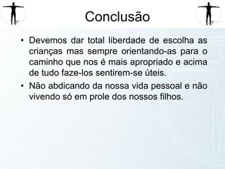  Ronaldo vai até a educadora e diz-lhe a ela que ele mudou de lugar. 