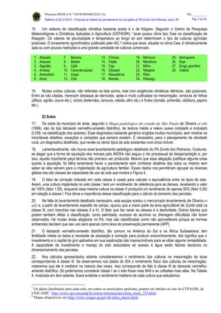 Processo INCRA N.º 54190.003488/2012-16. Fls. ________
Relatório à OS 21/2012 – Proposta de método de parcelamento de uma gleba do PA Zumbi dos Palmares, Iaras, SP. Pág. 5 de 46.
15. Um sistema de classificação climática bastante aceito é o de Köppen. Segundo o Centro de Pesquisas
Meteorológicas e Climáticas Aplicadas à Agricultura (CEPAGRI),7 Iaras possui clima tipo Cwa na classificação de
Köeppen. Os valores de pluviosidade e temperatura ao longo do ano determinam o tipo de culturas agrícolas
possíveis. O zoneamento agroclimático publicado pelo IAC,8 indica que Iaras, situada no clima Cwa, é climaticamente
apta ou com poucas restrições a uma grande variedade de culturas comerciais:
16. Muitas outras culturas, não referidas na lista acima, mas com exigências climáticas idênticas, são possíveis.
Entre as não citadas, merecem destaque as olerícolas, aptas e muito cultivadas na mesorregião: verduras de folhas
(alface, agrião, couve etc.), raízes (beterraba, cenoura, cebola, alho etc.) e frutos (tomate, pimentão, abóbora, pepino
etc.).
D) Solos
17. Os solos do município de Iaras, segundo o Mapa pedológico do estado de São Paulo de Oliveira et alii
(1999), são do tipo latossolo vermelho-amarelo distrófico, de textura média e relevo suave ondulado e ondulado
(LV56, na classificação dos autores). Esse diagnóstico bastante genérico engloba muitos municípios, sem mostrar os
incontáveis detalhes, exceções e variações que sempre existem. É necessário, para o planejamento da atividade
rural, um diagnóstico detalhado, que revele os vários tipos de solo existentes num único imóvel.
18. Lamentavelmente, não houve esse levantamento pedológico detalhado do PA Zumbi dos Palmares. Costuma-
se alegar que a forma de aquisição dos imóveis pelo INCRA não seguiu o rito processual de desapropriação e, por
isso, aquela importante peça técnica não precisou ser produzida. Mesmo que essa alegação justifique alguma coisa
quanto à aquisição, foi falha lamentável haver o parcelamento sem conhecer detalhes dos solos ou mesmo sem
saber se eles servem para a implantação da agricultura familiar. Esses dados nos permitiriam agrupar as diversas
glebas nas oito classes de capacidade de uso do solo que mostra a Figura 4.
19. O fator de correção indicado em cada classe é usado para calcular a equivalência entre os tipos de solo.
Assim, uma cultura implantada no solo classe I terá um rendimento de referência para as demais, recebendo o valor
de 100% (fator 1,00), enquanto essa mesma cultura na classe V produzirá um rendimento de apenas 50% (fator 0,50)
em relação à classe I. Fica óbvia a importância dessa classificação para o cálculo do tamanho das parcelas.
20. Na falta do levantamento detalhado necessário, esta equipe aceitou o mencionado levantamento de Oliveira et
alii e, a partir de levantamento expedito de campo, apurou que a maior parte da área agricultável de Zumbi está na
classe III, com manchas nas classes II e IV. O fator que faz variar as classes é a declividade. Outros fatores que
podem também afetar a classificação, como salinidade, excesso de alumínio ou drenagem dificultada não foram
observados. Há muitas áreas alagáveis no PA, mas são classificadas como não aproveitáveis porque as normas
ambientais decidem que seu uso será apenas como área de preservação permanente (APP).
21. O latossolo vermelho-amarelo distrófico, tão comum na América do Sul e na África Subsaariana, tem
fertilidade média ou baixa e necessita de adubação e correção para produzir economicamente. Isto significa que o
investimento e o capital de giro aplicados em sua exploração são imprescindíveis para se obter alguma rentabilidade.
A capacidade de investimento e manejo do solo associados ao acesso à água serão fatores decisivos no
dimensionamento das parcelas.
22. Nos cálculos apresentados adiante consideraremos o rendimento das culturas na mesorregião de Iaras
correspondendo à classe III. Se observarmos nos dados do IEA o rendimento físico das culturas da mesorregião,
notaremos que ele é mediano na maioria das vezes. Isso corresponde de fato à classe III do latossolo vermelho-
amarelo distrófico. Só poderíamos considerar classe I se o solo fosse mais fértil e as colheitas mais altas. Na Tabela
4, mostrada em item adiante, ficará evidente o rendimento mediano de cada cultura que estudamos.
7
Os dados detalhados para cada mês, em todos os municípios paulistas, podem ser obtidos no site do CEPAGRI, da
UNICAMP: http://www.cpa.unicamp.br/outras-informacoes/clima_muni_223.html
8
Mapas disponíveis em http://www.ciiagro.sp.gov.br/znmt_macro.html
1. Abacate
2. Abacaxi
3. Algodão
4. Ameixa
5. Amendoim
6. Arroz
7. Banana
8. Batata
9. Café
10. Cana-de-açúcar
11. Caqui
12. Chá
13. Cítricos
14. Feijão
15. Figo
16. Girassol
17. Macadâmia
18. Mamão
19. Mamona
20. Mandioca
21. Milho
22. Nêspera
23. Pêra
24. Pêssego
25. Seringueira
26. Soja
27. Sorgo granífero
28. Videira
 