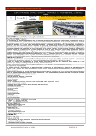 MUNICIPALIDAD PROVINCIAL DE TACNA MSOTTAC. 82
PLAN DE DESARROLLO URBANO DE LA PROVINCIA DE TACNA 2015 - 2025
15-25
PDU
OBJETIVO ESTRATÉGICO 2: PLANIFICAR Y GESTIONAR LA INTEGRACIÓN DE UNA MOVILIDAD SOSTENIBLE AL DESARROLLO
URBANO
15 Estrategia: 2 c
Naturaleza del
Proyecto:
Estructurante
Nombre del Programa y/o Proyecto: Modernización del Sistema de Terminales
Terrestres (Internacional, Nacional
e Interdistrital)
LOCALIZACIÓN: Intersección Vía Panamericana y Avenida Industrial Sector :2 / 8
PLANTEAMIENTO DEL PROBLEMA:
El funcionamiento del Terminal Terrestre Nacional tiene una antigüedad de veinticinco años, a lo largo de cuales ha sufrido una depreciación natural que
es necesario restablecer para su continuación en el servicio. La capacidad instalada de la infraestructura resulta insuficiente para atender el crecimiento
de la población nacional que hace uso de este terminal, causando congestión en el servicio a los pasajeros y agencias de transporte. Las inspecciones y
registros de la Aduana en el Terminal origina largas colas de pasajeros y congestionan el libre acceso, por el embotellamiento de equipajes que
obstruyen el paso de los pasajeros a las agencias y los pasillos. Del mismo modo, el crecimiento de pasajeros y unidades de transporte que operan en el
Terminal Terrestre Internacional brindando servicios a la vecina República de Chile (Ciudad de Arica) y Argentina (norte argentino) han congestionado en
corto tiempo el espacio de las instalaciones del terminal internacional. Similar situación presenta el Terminal Interdistrital Bolognesi en donde también la
capacidad instalada de su infraestructura es insuficiente sobre todo en épocas de verano generándose conflictos debido al inadecuado sistema de
embarque y desembarque de pasajeros que llegan y salen de la ciudad hacia los distritos y centros poblados ,en este último caso se plantea su
integración al sistema de terminales terrestres, dando lugar en el terreno e infraestructura que actualmente ocupa para su reconversión y/o realización de
proyectos orientados a la actividad comercial debido a la vocación de la zona. La posibilidad de poder utilizar a mediano plazo parte de las instalaciones
del actual Centro Comercial Grau ante su proyectada reubicación al Sector Para en vista que en el operan comerciantes mayoristas y minoristas,
constituye una alternativa factible de solución a bajo costo, con proyección adecuada en el largo plazo.
OBJETIVOS DEL PROYECTO:
.Propiciar la operación eficiente permanente del Terminal Terrestre Nacional de Pasajeros Manuel Odría, rehabilitando, ampliando y modernizando su
infraestructura; de tal manera que su atención sea más confortable al usuario del servicio, pasajeros y agencias de transporte.
.Ampliar en el mediano plazo la infraestructura del Terminal Terrestre Internacional utilizando parte de la extensión de terreno ocupada por el Centro
Comercial Grau; de manera de optimizar la atención del servicio del terminal internacional.
.Integrar al Sistema de Terminales al Terminal Interprovincial Bolognesi a fin de optimizar la atención a los usuarios del servicio.
IV.DESCRIPCIÓN DEL PROYECTO:
El proyecto comprende la rehabilitación de los deterioros naturales, la modernización del sistema vigente, y la ampliación del local para optimizar su
atención a corto y mediano plazo para el caso del Terminal Terrestre Nacional. Atender la demanda nacional e internacional que el 2013 ingresaron 5.0
millones de visitantes.
Construir obras de ampliación del Terminal Terrestre Internacional, utilizando parte del actual terreno del Centro Comercial Grau (Mercado Grau) y obra
nueva del Terminal Terrestre Interprovincial en un área de intervención de 7.00 ha aproximadamente y comprende entre otras actuaciones las siguientes:
.Saneamiento físico legal de terrenos y compensaciones
.Elaboración de Estudios
.Obras de Habilitación, demolición y construcción.
.Construcción de cercos perimetrales
.Centros Comerciales
.Patios de Comida
.Locales para entidades financieras, comerciales e institucionales (PNP, SUNAT, Migraciones, Tópicos)
.Locales para empresa de Transporte
.Módulos de servicio (telefonía, internet, cambio de moneda ,tasas de embarque)
.Hospedajes para pasajeros
.Plazas interiores y áreas verdes
.Bahías de embarque
.Iluminación
.Servicios Higiénicos
.Almacenes de carga
.Auditorio usos múltiples
.Señalización
.Puentes Peatonales
.Obras complementarias
INVERSIÓN ESTIMADA : S/.180´000,000 nuevos soles
. Estudios : S/.1´800,000 nuevos soles
. Obras : S/.178´200,000 nuevos soles
ENTIDAD PROMOTORA:
. Municipalidad Provincial de Tacna
. Gobierno Regional de Tacna
FINANCIAMIENTO :
. Alianza público privada
. Empresas de Transporte
. Municipalidad Provincial de Tacna
. Gobierno Regional de Tacna
TEMPORALIDAD
Mediano y largo plazo
NIVEL DE BENEFICIO
. Mejorar la atención del usuario de transporte interprovincial, nacional e internacional
. La población de la Región Tacna
. Los visitantes y turistas nacionales e extranjeros.
 