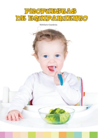 Silla de alimentación de bebé convencional en la mesa del comedor de casa o  en la cocina muebles de trona para niños