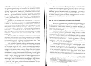 industrial; as relativas às finanças em operações de crédito e aque­
las de direito internacional; em problemas de alfândegas e merca­
dos; fica pois demonstrado que o principe que, segundo a teoria,
não deve jamais intervir nestas coisas, é entretanto continuamente
chamado à elas, sem que a teoria tenha previsto e elas se tornam a
cada dia, e por um movimento irresistível, objeto de governo que
por sua vez, diga-se o que se quiser dizer, não é e nUJílca poderá ser
- como a divindade da qual emana - nada além de utna hipótese e
de uma ficção.
E como por fim seja impossível que o príncipe e os interesses
cuja defesa é sua missão, consintam em reduzirem-se e aniquilarem­
se diante dos princípios emergentes e os novos direitos que se apre­
sentam; segue-se que () progresso, depois de ter-se cumprido nos espí­
ritos através de um movimento insensível, realiza-se na sociedade
através de arranques, e que a força - malgrado as calúnias d<ls quais
ela é objeto - é a condição sinc CJ1W nem das reformas. TOlh a socied<l­
de na qual o poder ele insurreição est,1 comprimido é uma sociedade
morta para o progresso: não há na história verdade melhor provada
elo que esta.
E o que eu digo das monarquias constitucion<lis é válido igu<ll­
mente para as democracias representativas: em toda a parte o pacto
social manietou o poder e conjurou a viela, sem que tenha sido possí­
vel ao legislador ver que trab<llhava contra sua própria meta e nem
que fosse possível que procedesse de outra forma.
Oh! deploráveis atores de comédias parlamentares - monarcas
e representantes - eis enfim o que sois: talismãs contra o futuro! Cada
ano vos traz as queixas do povo e quamlo vos é solicitado remédio,
vossa prudência cobre o rosto! É preciso apoiar o privilégio, isto é, a
consagração do direito do mais forte que criastes e que muda todos os
dias? Logo, ao menor sinal de vossa cabeça, agita-se e corre às armas e
alinha-se para a batalha numerosa milícia. E quando o povo se queixa
que, apesar de seu trabalho, precisamente por causa de seu trabalho, a
miséria o devora, quando a sociedade vos pede do que viver, vós llw
recitais atos de misericórdia! Toela a vossa energia trabalha para a imo­
hilidade, toda vossa virtude desvanece-se em aspirações! Como o fariscll,
ao invés de alimentar vosso pai, rezais por ele! Ah! Eu vos digo, temos
o sq..:redo de vossa missão: existis apenas para nos impedir de viver.
Nu/i/,- <'1.L~u im/)crare, ide-vos!...
~14
0_·~·~c;T"':~"W'~~;f"'r'
'-~"
Nós, que concebemos sob um ponto de vista totalmente outro
:1 missão do poder; nós que queremos que a obra especi:l! do governo
seja precisamente explorar o futuro, buscar o progresso, dar a todos
liberdade, igualdade, saúde e riqueza, nós continuamos com ('oral.';cm
nossa obra de crítica, certos que, quando tivermos desnudado a cllIsa
do mal da sociedade, o princípio de suas febres, o motivo de suas al.';ita­
,:ões, n30 nos falrará força para aplicar o remédio.
!:? I - Do papel das máquinas na sua relação com a liberdade
A introdução das máquinas na indústria ocorre em oposição :)
lei da divisão do trabalho, como se fosse para restabelecer o equilibrio
profundamente comprometido por esta lei. Para bem apreciar o '11­
ClliCe deste movimento e captar o seu espirito, algumas considerações
I.';erais tornam-se necessárias!.
Os filósofos modernos, depois de terem recolhido e classificado
.,cus anais, foram conduzidos pela natureza de seus trabalhos a ocupa­
rem-se também da história: foi então que perceberam, não sem sur­
presa, que a história da filosofia era no fundo a mesma coisa que a filosofia
da história; além disso, perceberam que estes dois ramos da especula­
,:30, aparentemente tão diversos - a história da filosofia e a filosofia
da história - nada mais eram que a encenaçã0
2
das concepções da
metafísica, que é por sua vez toda a filosofia.
Ora, se LliviLlinnos a matéria da história universal em um certo
número de quadros, tais como matemática, história natural, econo­
mia sodal, etc., perceberemos que cada uma destas divisões contém
t"ambém metafísica. E isso ocorreria até mesmo com a última subdivi­
são ela totalidade da história; de modo que a filosofia inteira jaz no
fundo de qualquer manifestação natural ou industrial, que ela não faz
distinção nem das gr~ndezas nem das qualidades, que para elevarmo­
nus às suas concepções mais sublimes, todos os paradigmas podem ser
I [R.P.]: Nas p:gilus que se seguem, i'roudhon acbpta :s suas necessidades () método
Il·gdiano. Marx o acusa de não ter, apesar de seus esforços, compreendido coisa alguma do
>.ist'l'ln~lde I-li.'gl'li "ele tetll :lpe-nas a linguagc111 rb dialética"} "...aproprialse elas categorias C0l110
!"."t1<'no~htlrl:t1l"s ..." e "...compõe um tecido de bizarrias e contradições....., etc. (Cf. a Miséria da
j;UIl.uji", ( ':111. l 1 l'vlt'lafí.~ica da Economia Política p'J.rágrafo 1: o nl..étodo) .
. Irl II .~I,·.,·, 1/ 1"11<'. no original frances.
7, I C;
 