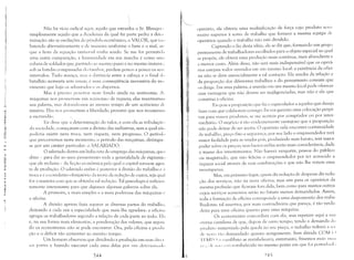 I
I
Não há vício radical aqui; aquilo que estralha o Sr. Blanqui I
simplesmente aquilo que a Academia da qual faz parte pediu a detl'1
minação: são as oscilaçôes do pêndulo econômico, o VALOR, que V: I< ,
batendo alternativamente e de maneir:1 uniforme o bem e o mal, al.­
que a hora da equação universal renha soado. Se me for permitid:l
uma outra comparação, a humanidade em sua marcha é como un1:1
coluna de soldados que, partindo ao mesmo passo e no mesmo instank,
sob as batidas compassadas do tamhor, perdem pouco a pouco os sel:,
intervalos. Tudo avança, m;lS a dist:'mcia entre a cabeça e o final d.,
batalhão aumenta sem cess:1r; l' uma conseqüência necessária do ml'
vimento que haja os adiantados e os dispersos.
Mas é preciso penetrar m:1is fundo ainda na :1ntinomia. A.
máquin:1s nos prometiam um :1créscimo de riqueza; elas mantivera11 I
)
sua palavra, m:1S dotando-nos ao mesmo tempo de um acréscimo lI.­""1
miséri:1. Elas nos prometi:1m a liberdade; provarei que nos trouxeralll
"~I"~
a escravidão.
:I~ Eu disse que :1 determinação do valor, e com ela as tribu!açõe,',,:11':
d:1 sociedade, começaram com a divisão d:1s indústrias, sem a qual nãl'
1ij poderia existir nem troca, nem riqueza, nem progresso. O períod"'I'
'I' que percorremos neste momento, o período das máquinas, distingUI'
se por um caráter particular: o SALARIADO.i:I~!
(lttl
O salariado deriva em linh:1 reta do emprego das máquinas, quer
" dizer - para dar ao meu pensamento toda a generalidade de expressãl)
,11'1'1
que ele reclama - da ficção econõmicalpela qual o capital torna-se agen
','''I:l
'''I te de produção. O salariado enfim é posterior :1 divisão do trabalho c :'1
'1' troca e é o correlativo obrigatório da teoria da redução de custos, seja qu:d~I
,1.1
for a maneira com que se obtenha tal redução. Tal genealogia é suficien
]'i temente interessante para que digZl1nos algumas palavras sobre ela.
,,11
,~
A primeira, a mais simples e a mais poderosa das máquinas I'·
a oficina.
'l A divisão apenas fazia separar as diversas partes do trabalhl I,
deixando a cada um a especialidade que mais lhe agradava: a oficin:1
agrupa os trabalhadores segundo a relação de cada parte ao todo. EI:.
é, na sua forma mais elementar, a ponderação dos valores, que segUl1
do os economistas não se pode encontrar. Ora, pela oficina a produ
ção e o déficit vão aumentar ao mesmo tempo.
Um homem observou que dividindo a produção em SU;1S divl'l
S:lS p:ntes e fazendo executar cada uma delas por um detcrmill:I'!"
244
llperano, ele obteria uma multiplicação de força cujo produto seri:1
muito superior à soma de trabalho que fornece a mesma equipe dI'
operários quando o trabalho não está dividido.
Captando o fio desta idéia, ele se diz que, formando um grupo
permanente de trabalhadores escolhidos para o objeto especial ao qual
se propõe, ele obterá uma produção mais contínua, mais abundante e
:I menor custo. Além disso, não será mais indispensável que os operá­
rios estejam todos reunidos em um mesmo local: a existência da ofici­
na não se deve essencialmente a tal contacto. Ela resulta da relação e
da proporção dos diferentes trabalhos e do pensamento comum que
os dirige. Em uma palavra, a reunião em um mesmo local pode oferecer
suas vantagens que não devem ser negligenciadas, mas não é ela que
constitui a oficina.
Eis pois a proposição que faz o especulador a aqueles que deseja
fazer com que colaborem consigo: Eu vos garanto uma colocação perpé­
rua para vossos produtos, se me aceitais por comprador ou por inter­
mediário. O negócio é tão evidentemente vantajoso que a proposição
não pode deixar de ser aceita. O operário nela encontra continuidade
de trabalho, preço fixo e segurança; por seu lado o empreendedor terá
maior facilidade para as vendas pois, produzindo mais barato, terá maior
poder sobre os preços; seus lucros enfim serão mais consideráveis, dada
a massa dos investimentos. Nã.o haverá ninguém, pessoa do público
ou magistrado, que não felicite o empreendedor por ter acrescido a
riqueza social através de suas combinações e que não lhe votem uma
recompensa.
Mas, em primeiro lugar, quem diz redução de despesas diz redu­
çã.o dos serviços, não na nova oficina, mas sim para os operários da
mesma profissão que ficaram fora dela, bem como para muitos outros
cujos serviços acessórios serão no futuro menos demandados. Assim,
toda a formação de oficina corresponde a uma despossessão dos traba­
lhadores: tal assertiva, por mais contraditória que pareça, é tão verda­
deira para uma oficina quanto para uma máquina.
Os economistas concordam com ela, mas repetem aqui a sua
eterna cantilena de que, depois de certo tempo, tendo a demanda do
produto aumentado pela queda no seu preço, o trabalho voltará a Sl'l
de novo 1:10 demandado quanto antigamente. Sem dúvida COM ( )
TI:MI'( ) o ,·qllilíbrio se restabelecerá; entretanto, frisemos mais lIl;!:1
'1',', ,·1,' 11:11'''1·(:'1 restabelecido no mesmo ponto em que foi pcrtllrl:lt'"
>,·1,1';

 
