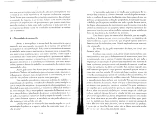 j/

sem que este princípio seja arruinado; são por conseqüência ina­
cessíveis à lei e toda repressão a tal respeito é arbitrária e injusta.
De., tal forma que o monopólio, princípio constitutivo da sociedade
e condição de riqueza, é ao mesmo tempo e em mesma medida
princípio de espoliação e de pauperismo; que quanto mais faze­
mos ele produzir o bem, mais dele recebemos o mal; que sem ele
o progresso se detém e com ele o trabalho se imobiliza e a civiliza­
ção se esvanece.
§ 1- Necessidade do monopólio
Assim, o monopólio é o termo fatal da concorrência, que o
engendra por uma negação incessante de si mesma: esta geração do
monopólio é já a sua justificação. Pois, como a concorrência é inerente
à sociedade, assim como o movimento o é aos seres vivos, o monopólio,
que vem na sua seqüência, que é sua meta e seu fim, e sem o qual a
concorrência não é mais aceita, o monopólio é e permanecerá legítimo
por tanto tempo quanto a concorrência, por tanto tempo quanto os
processos mecãnicos e as combinações industriais, por tanto templ I
enfim, quanto a divisão do trabalho e a constituição dos valores foren I
necessidades e leis.
Assim, pelo único fato de sua geração lógica, o monopólio esCI
justificado. Todavia, tal justificação pareceria pouca coisa e apenas COI)
tribuiria para relançar mais energicamente a concorrência, se o !11()
nopólio não pudesse colocar-se por si e como princípio.
Nos capítulos precedentes, vimos que a divisão do trabalho ,'. ,I
especificação do operário, considerado sobretudo como inteligên(i;"
que a criação das máquinas e a organização da oficina exprimem a ,;I 1.1
liberdade e que, pela concorrência, o homem ou a liberdade intelii~''li
te, entra em ação. Ora, o monopólio é a expressão da liberdade vi( li), ,
sa, o preço da luta, a glorificação do gênio; é o estimulante mais I,,, I'
de todos os progressos cumpridos desde a origem do mundo: o SilLd. I,
que, como dizíamos a pouco, a sociedade, se não pode subsistir (. 1111
ele, tampouco teria se feito sem ele.
Donde vem pois ao monopólio esta virtude singular ,LI '1 11;.1 .1
etimologia da palavra e o aspecto vulgar da coisa estão lon,t.:" (11' 11"
dar a idéia?
) I ()
O monopólio nada mais é, no fundo, que a autocracia do ho­
mem sobre si mesmo: é o direito ditatorial concedido pela natureza a
todo o produtor cle usar suas faculdades como bem quiser, de dar im­
pulso ao seu pensamento na direção que preferir, de especular na espe­
cialidade que lhe aprouver escolher com todo o poder de seus meios,
de dispor soberanamente dos instrumentos que ele mesmo criou e dos
capitais acumulados por sua poupança para a empresa cujos riscos lhe
parecerem bons de correr sob a condição expressa de gozar sozinho do
fruto da descoberta e dos benefícios da aventura.
Este direito é parte tão essencial da liberdade, que ao negá-lo,
mutila-se o homem no seu corpo, na sua alma e no exercício de
suas faculdades, e que a sociedade, que progride apenas pelo livre,
desabrochar dos indivíduos, com falta de exploradores vê sua mar­
cha entravada.
Já é tempo de dar, pelo testemunho dos fatos, um corpo a to­
das estas idéias.
Conheço uma comuna onde, desde tempo imemorial não exis­
tiam caminhos, nem para o desbravamento de novas terras, nem para
a comunicação com o exterior. Durante três quartos do ano toda a
importação ou exportação de gêneros era impossível: uma barreira de
lama e pântanos protegia contra toda invasão do exterior e toda ex­
cursão os habitantes da aldeia sacrossanta. Seis cavalos naqueles dias
mal bastavam para puxar a carga que seria suportada por um rocim ao
passo em uma boa estrada. O prefeito do lugar resolveu, apesar do
conselho municipal, fazer passar um caminho sobre seu território, Por
Illuito tempo foi ridicularizado, maldito e execrado. Todos não tinham
Sl' passado muito bem até hoje sem a estrada? Por que era necessário
gastar o dinheiro da comuna, e fazer com que os lavradores perdessem
$,'U tempo com prestações, carretos e corvéias? Era para satisfazer o
~i( 'li orgulho que o senhor prefeito queria, às custas dos pobres fazen­
"virus, abrir uma avenida tão bela para os seus amigos da cidade que
'illl1am visitá-lo!...Apesar de tudo a estrada foi feita e os camponeses
;11'1:tlldiram! Que diferença diziam: antigamente era preciso oito cavalos
1';1 r:t levar trinta sacos ao mercado e gastávamos três dias, agora parti­
III')S de manhã com duas montarias apenas e à noite já estamos de
', ,1(;1. Mas em todos estes discursos, não se tratava mais do prefeito,
I )('I1(li.~ "lll' "$ htos lhe deram razão, não se falava mais nele: soube
011" 1111",111'" 111<' ;t1g11I1S lhe guardavam rancor.
') I I
 