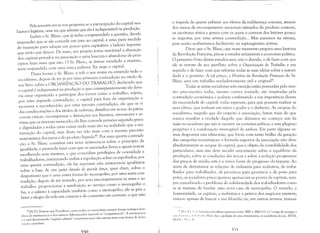 Pela terceira vez se vos pergunta se a participação do capital nos
lucros é legitima, uma vez que admitis que ela é indispensável na produção.
Enfim o Sr. Blanc, que já tinha compreendido a questão, decide
responder que se ele concede um juro ao capital, é uma pura medida
de transição para adoçar um pouco para capitalista a ladeira íngreme
que terão que descer. De resto, seu projeto torna inevitável a absorção
dos capitais privados na associação e seria loucura e abandono de prin­
cípios fazer mais que isto. O Sr. Blanc, se tivesse estudado a matéria,
teria respondido com uma única palavra: Eu nego o capital.
Desta forma o Sr. Blanc, e sob o seu nome eu entendo todo o
socialismo, depois de ter já por uma primeira contradição no título de
seu livro sobre a ORGANIZAÇÃO DO TRABALHO, declarado que
o capital é indispensável na produção e que conseqüentemente ele deve­
ria estar organizado e participar dos lucros como o trabalho, rejeita,
por uma segunda contradição, o capital para fora da organização e
recusa-se a reconhecê-lo; por uma terceira contradição, ele que se ri
das condecorações e dos títulos de nobreza, distribui em nome da pátria
coroas cívicas, recompensas e distinções aos literatos, inventores e ar­
tistas que os tiverem merecido; ele lhes concede pensões segundo graus
e dignidades e todas estas coisas nada mais são na realidade que a res­
tauração do capital, mas desta vez não mais com a mesma precisão
matemática dos juros e do produto líquid040
• Por uma quarta contradi­
ção o Sr. Blanc constitui esta nova aristocracia sobre o princípio da
igualdade, e pretende fazer com que os associados livres e iguais votem
escolhendo seus mestres, e que concedam privilégios de ociosidade a
trabalhadores, instaurando enfim a espoliação sobre os espoliados; por
uma quinta contradição, ele faz repousar esta aristocracia igualitária
sobre a base de um poder dotado de grande força, quer dizer, sobre o
despotismo que é uma outra forma do monopólio; por uma sexta con­
tradição, depois de ter tentado, por seus encorajamentos às artes e ao
trabalho, proporcionar a retribuição ao serviço como o monopólio o
faz, e o salário à capacidade também como o monopólio, ele se põe a
fazer o elogio da vida em comum e do consumo em comum, o que não
40 [N.T.: Note-se que Proudhon, como todos os anarquistas, sempre foram inimigos ferre­
nhos da meritocracia e dos salários diferenciados segundo as "competências". A meritocracia
é o mal denominado "capital cultural" constituem para eles apenas mais uma forma da domi­
na,'~() capitalista.
'1c:;O
o impede de querer subtrair aos efeitos da indiferença comum, através
dos meios de encorajamento nacionais extraídos do produto comum,
os escritores sérios e graves com os quais o comum dos leitores pouco
se importa; por uma sétima contradição... Mas paremos na sétima,
pois senão acabaríamos facilmente na septuagésima sétima.
Diz-se que o Sr. Blanc, que neste momento prepara uma história
da Revolução Francesa, pôs-se a estudar seriamente a economia política.
O primeiro fruto destes estudos será, não o duvido, o de fazer com que
ele se retrate de seu panfleto sobre a Organização do Trabalho e em
seguida o de fazer com que reforme todas as suas idéias sobre a autori­
dade e o governo. A tal preço, a História da Revolução Francesa do SI'.
Blanc será um trabalho verdadeiramente útil e original41
•
Todas as seitas socialistas sem exceção estão possuídas pelo mes­
mo preconceito; todas, mesmo contra vontade, são inspiradas pela
contradição econômica e acabam confessando a sua impotência diante
da necessidade do capital; todas esperam, para que possam realizar as
suas idéias, que tenham em mãos o poder e o dinheiro. As utopias do
socialismo, naquilo que diz respeito à associação, fazem mais do que
nunca ressaltar a verdade daquilo que dizíamos no começo: nâo há
nada no socialismo que não se encontre na economia política; e este plagiato
perpétuo é a condenação irrevogável de ambos. Em parte alguma ve­
mos despontar esta idéia-mãe, que brota com tanto brilho da geração
das categorias econômicas: a fórmula superior da associação não deve
absolutamente se ocupar do capital, que é objeto da contabilidade dos
particulares, mas sim deve incidir unicamente sobre o equilíbrio da
produção, sobre as condições das trocas e sobre a redução progressiva
dos preços de venda; esta é a única fonte do progresso da riqueza. Ao
invés de determinar as relaçôes de indústria para indústria, de traba­
lhador para trabalhador, de província para província e de povo para
povo, os socialistas preocupam-se apenas em se prover de capitais, sem­
pre concebendo o problema da solidariedade dos trabalhadores como
se se tratasse de fundar uma nova casa de monopólio. O mundo, a
humanidade, os capitais, a indústria e a prática dos negócios existem;
trata-se apenas de buscar a sua filosofia ou, em outros termos, trata-se
,1' IN I ,I I J-.,':I I, í:,!<'lria n)J11 efeito apareceu entre 1847 e 1862 (12 v.). Longe de renegar a
:,lI:I (I,,, 11111>.1, 1"L, I ," 11:. Ilanc faz a apologia de seus precursores, os socialistas do séc. XVIII,
i'v1:t1 >I,' ~ 1"" li.,
,I) I
 