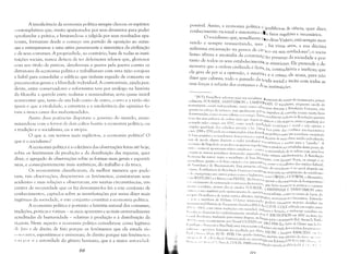 A insuficiência da economia política sempre chocou os espíritos
l'lll1templativos que, muito apaixonados por seus devaneios para poder
aprofundar a prática, e limitando-se a julgá-la por seus resultados apa­
rentes, formaram desde o começo um partido de oposição ao status­
quo e entregaram-se a uma sátira perseverante e sistemática da civilização
e de seus costumes. A propriedade, ao contrário, base de todas as insti­
tuições sociais, nunca deixou de ter defensores zelosos que, gloriosos
com seu título de lmíticos, devolveram a guerra pela guerra contra os
detratores da economia política e trabalharam com uma mão corajosa
e hábil para consolidar o edifício que tinham erguido de concerto os
preconceitos gerais e a liberdade individual. A controvérsia, ainda pen­
dente, entre conservadores e reformistas tem por análogo na história
da filosofia a querela entre realistas e nominalistas; seria quase inútil
acrescentar que, tanto de um lado como de outro, o erro e a razão são
iguais e que a rivalidade, a estreiteza e a intolerância das opiniões fo­
ram a única causa dos mal-entendidos.
Assim duas potências disputam o g'overno do mundo, anate­
mizando-se com o fervor de dois cultos hostis: a economia política, ou
a tradição e o socialismo, ou a utopia.
O que é, em termos mais explícitos, a economia política? O
que é o socialismo?
A economia politica é a coletânea das observações feitas até hoje,
sobre os fenõmenos da produção e da distribuição das riquezas, quer
dizer, o agregado de observações sobre as formas mais gerais e espontâ­
neas, e conseqüentemente mais autênticas, do trabalho e da troca.
Os economistas classificaram, da melhor maneira que pude­
ram, tais observações; descreveram os fenômenos, constataraln seus
acidentes e suas relações e observaram, em muitas circunstâncias, um
caráter de necessidade que os fez denominá-los leis a este conjunto de
conhecimentos, captados sobre as manifestaçôes por assim dizer mais
ingênuas da sociedade, e este conjunto constitui a economia política.
A economia política é portanto a história natural dos costumes,
tradiçôes, práticas e rotinas - as mais aparentes e as mais universalmente
acreditadas da humanidade - relativas à produção e à distribuição da
riqueza. Neste aspecto a economia política considera-se como legítima
lk (((lo e de direito; de fato porque os fenômenos que ela estuda sã()
("1 )':l;l)tes, espontâneos e universais; de direito porque tais fenômenos
(. '111 1'''1' ,~i ;1 autoridade do gênero humano, que é a n1aior autoril Lld!,
88

possível. Assim, a economia política C:-tuali6ca-se de ciência, quer dizer,
conhecimento racional e sistemático cle fatos regulares e necessários.
O socialismo que, semelhante 2110 deus Vishnu, está sempre mor­
rendo e sempre ressuscitando, teve, há vinte anos, a sua décima
milésima encarnação na pessoa de Cil1CO ou seis reveladores5; o socia­
lismo afirma a anomalia da constituiÇ:::ão presente da sociedade e por­
tanto de todos os seus estabeleciment,)S anteriores. Ele pretende e de­
monstra que a ordem civilizada é fictiC;:ia, contraditória e ineficaz; que
ela gera de per si a opressão, a miséri'J e o crime; ele acusa, para não
dizer que calunia, todo o passado da v-ida socíal e incita com todas as
suas forças ;1 refusão dos costumes e ch'ls instituições.
s IN.TI: Proudhon rdcre-se aqui aos s'Kialistas franceses do tCI11I'0 da restauração; princi­
I',"mente FOlJRIER, SAINT-SIMON e LAMENNAIS. O socialisl110, enquanto escola de
pL'nsamento social independente, nasce como sah"1110S durante a !Zevoluç;1o Francesa, n,o
"pcnas na cahL'ça de tec'lricos, mas i,l;U,dn1L'lite pel00; impulsos de camadas sociais muito bem
''''tenn iIndas, conw os SUll.-ClIllO[IC, e os L' llYugó, Est:." tcndências rad icais d,. Revoluçãu querem
l:iccr das suas p'lh'ras de ordem mais que slogull. p( ,Iíticos c idc'o!.'rgiCos; assim '1 igualdade j'í é
I','nsada pelos cllra,~ó el11 1792, C0l110 send'r i~ual'..Iade econi"mica e social e n;1O apenas a
''',nples igualdadc dos cidad,os per,rnre a ki, Um" hoa parte dos (·onfliros revolucion,írios
"111 rI.' 1789 e 1797 pode ser cOl11preendida; luz desta luta polírica entre LI 111 SOCi'llisnw incipiente
,I,· hase popuhr e as tendenci"s dL'l11ucLúicas c rq1ul rlicanas de Ul11'l classe mLlía radicalizada,
Ill;IS de n1l1du atglln1 dispust:l :1 ceder privii<L:ius ~c()n()n1icus l' sociais para a "canalhel". A
,",«'nsão de Napo/e,o 'lO poder e as guerras napole.) ',icas podem ser estudadas deste ponto de
'1,',1;1 - CUl110 .1; aponraralll v:rios estudiosos - COll1() a necessidade de se esfriar COl11 L1Il1a bn:1
"."',,:ria as l11assas populares del1LlSi'ldo aquecid", '>elo sil11um rüvulucion:rio. A Revoluç;1o
1:"<I"'csa faz nascer tanto <> socialism<> dI.' base lihe1"t:íria, COI11 Jacqu R<>ux, os cnmgés e oses

1:""I1,lin<>s, quanto <> de hase estatal C/"" autmitúrí", C0l110 o soci lisl11o dos irmãos Babcur,

a

,I" ,'-;"int-Just e de Buol1nnarotti, Esta primeira eciol-;,o do soci,rlíSl110 é no geral afogada em

,.III,f~IIl'. A influência da Rcvulll~'~u Franccs;l L~ t;Ullh~lll 111arC:1l1tc no SU gil1)Cntll do socialisl))()r
, ,I" ''''arquiSl11o em ourros paiscs c"mo a Inghtcrr,, com OWEN e (jOnWIN, a Alemanha,

' "I" VEITLINC e:r Rú,'Si:1 co111 PESTEL. N:1 Fr'1I1'a 0 apcn:1s a decol11l"lSi Ç"o do honapartism"

,. "''''n:imento da rest'llIral;;10 contra-rc'olllci"n,ri:1, que Llr;10 ren,'SCcr as prúticas c o pensa­

11',"1" s"ciaiista, através dos j:i citados FOURIER, LAMENNArS E SAINT-SIMON entre

,,,",, 'o:, c, "Ho também pelo aparecimento de "peLíril)s sucialistas, conlO os UlHlltS de Ly"n, C!"

11

1'1111 ;1) !ll'olldhon e de v;lrios OUtTos albiatl's, tip(QJ~at()Sl l11arccnciro c bronzistas. Entcndc~s
, I" 'r', " 111et,(.)ra de Vishnu. O leltur interess:1,h poder'i encontrar maiores dc:ralhcs na
li" ''''"''''I1l":d Hist<Íyia do i'ClIS,,,,,")([O Sociulislu (üliv.) d lê C.O.f-!. COLE editada 1.'111 inl;lês entre
I"',', ,. 1')('),1'0111 ',irias traLluç.-)cS 1.'111 espanhol, it'l!i:1nu e frances;" :1l11biente sucialista na
I', ,,,1,,,,"" I:rancesa I~ri cuidado,"1I11cntc eSrL"lado p()r I' KROPOTKIN el11 1887 no livru La
1""",/,. li",-oI"liu", traduzido para muitas língll:1s, lIlcll'~ive p'lra o português (Ed. Atena S. Paul"
I"', ')" "".i': recentemente 1'''1' O'1l1iél CUE!ZIN el11 1962-1966 (La Luttc de C/asses SOllS /" (,.".
I,', I",},I"I""" t:u"rg('ois cl ilrclS,Nus); uma interessante col"t:lnea :1notada cI,'s escritos dos pril/H"I/'"
1111111'"'''' "IH'''Ú';')S (r:1nccses fói reculhiLL1 por Abil FAURE e Jacqu RANCIÉIZIé ,'li' I"es
1:",,/, • I,,,,,..,,, (I"<lis 10/18 -1(74), Um llU;ldru hlstóric" sucinto mas preciso da cL.ss,' "I'" "',
, •", 'I" 1., , I, ,[", li, 'I', ,[".:,1" r:rancesa pode ser L'ncontr"c!" em EdouÚJ"LI DOI J J'1 N,'; li, ,',,", I"
,'I .."" 'li, li' , '", ",', (.' I'. 1':<1 i" A. COLIN - (948) COm tra'luç",o L'sp"nl),,!:. (1 1;" 1.,,11, I /Y' I",
,~q
 