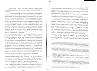 "~-

Na sociedade, a justiça, pois, nada mais é que a proporcionali­ l"t1l1seqüentement~ os mais necessários, os que custariam menos. Mas
não é com tal precisão teórica que se formula o paralelismo entre adade dos valores; ela tem por garantia e sanção a responsabilidade do
lltilidade e o preço dos produtos: seja por previdência ,h n:ltureza, sejaprodutor.
Prometeu sabe o que um certo produto lhe custa uma hora de por qualquer outra causa, o equilibrio entre a 11l'l"t'.ssid:1Lk e a f;,culda­
trabalho e um outro um dia, uma semana ou um ano; ele sabe ao
mesmo tempo que todos estes produtos, pelo acréscimo de seus custos,
formam a progressão de sua riqueza. Ele começará, pois, por assegurar
sua existência, provendo-se das coisas menos custosas e conseqüente­
mente mais necessárias; depois, na medida em que tiver tomado estas
medidas de segurança, considerará os objetos de luxo, procedendo sem­
pre, se for prudente, segundo a gradação natural do preço que cada
coisa lhe custa. Prometeu se enganará às vezes no seu cálculo, ou ain­
da, levado pela paixão, sacrificará um bem imediato por um gozo pre­
maturo e, depois de ter vertido suor e sangue, passará fome. Assim
esta lei carrega em si mesma a sua sanção: ela não pode ser violada
sem que o infrator seja logo punido.
Say tinha razão ao dizer: "A felicidade desta classe (a dos consu­
midores), composta por todas as outras, constitui o bem-estar geral, o
estado de prosperidade de um país". Apenas deveria ter acrescentado
que a felicidade da classe dos produtores, que se compõe igualmente
de todas as outras, constitu i igualmente o bem-estar geral, o estado de
prosperidade de um país. Da mesma forma, quando ele diz "... a fortu­
na de cada consumidor está em perpétua rivalidade com tudo aquilo
que compra", deveria ter também acrescentado: "... a fortuna de cada
produtor é constantemente atacada por tudo aquilo que vende". Sem
esta reciprocidade claramente expressa, a maioria dos fenômenos eco­
nômicos torna-se ininteligivelj e cu farei ver, no local apropriado como,
por causa desta grave omissão, a maioria dos economistas que escreve­
ram livros, escreveram desatinos sobre a balança de comércio.
Disse à pouco que a sociedade produz primeiro as coisas menos
custosas e conseqüentemente as mais neccssárias...Ora, será verdade que
no produto, a necessidade tenha por correlativo o preço baixo e vice­
t'ersa, de modo que estas duas palavras necessidade e pl'eço baixo, da mesma
forma que as seguintes preço alto e sU[Jérfluo sejam sinônimas?
Se cada produto do trabalho, tomado isoladamente, pudessl'
11ast:lr ; existência do homem, a sinonímia em questão não pOlkria
~;lT 1)(,S(;1 em dúvida; todos os produtos teriam as mesmas propri('(h
,1. ... "'.,·ri:ll11 aqueles que nos fossem mais vantajnsos clt' pr(lllll.'il, ('
UP.

I
de produtora é mais que uma teoria, é um falo qUl' tanto a pr:ítica
quotidiana quanto o progresso da sociedade testel11unham.
Transportemo-nos ao dia seguinte du nascimento do homem,
nu dia de partida da civilização: nãu é verdade que as indústrias origi­
nalmente as mais simples, aquelas que exigem menor preparação e
menores custos fossem as seguintes: coleta, pastoreio, caça e pesca, em
seguida às quais, depois de muito tempo, veio a agricultura30? Desde
l'ntão estas quatro indústrias primordiais aperfeiçoaram-se e apropria­
ram-se: dupla circunstância que não altera a essência dos fatos, mas
que lhes d~, ao contrário, mais relevo. Com efeito, a propriedade está
sempre vinculada preferencialmente aos objetos de utilidade mais ime­
diata, aos valores feitos, se assim ouso dizer; de modo que poderíamos
construir uma escala de valores pelos progressos da apropriação.
Em sua obra Liberdade do Trabalho, o Sr. DUNOYER31 vincu­
lou-se positivamente a tal princípio, distinguindo quatro grandes cate­
f~orias industriais, que ele alinha segundo a ordem de seu desenvolvi-
W lN.T.J; Huje snbclnus, graças aO dcscll'ulvilnento d,l arqueologia c da pré,história, que as
primeiras indllstri;(s humanas foram realmente as de coleta: coleta de frutos, matérias minerais
,. vegetais, caça e' pesca; têmos têstClnunlws evidente" e' abundantes disto desde 500 mil anos
;. C:. c C'vidl'ncias 1l1ais (raJ.~JlK'nt,lrias C' tênues para tl'lnpos Inais antigos, lnaS de qualquer fOrnl<l
IIS pril11cin)s 'l'stígi()s de h0111iniz,l(;ão d()s antrop..:)idcs, datalll de 2 núlhücs de anos atrús,
'luamlo e) nos", comportamento não seria muito distinto do dos chimpanzés e gorilas. A
a!:ricultlln1 COI1WÇ;l a desel1",)lver-se a somente 25 mil an<)s atr;s, sendo praticada de início
('unjuntrunenrc COlll a co!Ct"<lj o P:lst,)rciL p;lrac!ox;llrncntc, não se dClnonstroLl coevo da coleta
(' (la G1I.';;, sendo, ao contr;lrin de invcnçilo ll1ais rcccnte, In~1.is próxinlo ú invcnçâo da agricultura
(I:>lvez a 30 ou 50 mil al10S atLI5). Boas intrmluçôes ao tema podem ser encontradas nas obras
,I,. (;raham CLARK Pre I-liswry (lh qu;1I existem tradllç,-,es para o português e o espanhol) e de
( ;ordon CHILDE '(/1[«[ I-iaj'I,mn! in I-/i,wny) Assim, salvo pelo caso do pastoreio, a opinião de
l'ro(ldhon é vclida ainda hoje.
" IN.E.I: DUNOYER, Charles (178ó-18ó2l, (unda cnm Charlcs COI11te em 1814 o jornal
I,· (:cll.eur, que foi muitas vezes persegui<jn, condenadu e apreendido durante a Restauraçãu.
I 1l1ral1tc a monarquia de Julho, Ounoyer fOI prefeito e depois conselheiru de Estadc); sob o
1II1I'l'riu, abandonou suas fUl1ç,)es e dividiu o seu tempo el1tre o Institut, onde entrou em 1832,
'" '.'. '.S(lIdus econômicus. Antes de escrever;) obra à quall'roudhon aqui alude: De /a Li!Jerté d"
I ""'<li/ O" Sil1l/'[c Ex/,osé des Conditions dans [es<f"cUes [es Forccs I-Iu1lai)L's s'Exercen[ avec /e j,ias dc
I""''''''''c ( 1'. UH 'i), I )unnyer havia publicadu uma nbra sobre ['Incluslrie clla Monde COll.ii/,'1':'·'
,I,,,,, /,'''15 '''1'/''"'' <1,'('( I" Li!Jerté (1825) c Ulll'1 uutra intitulada: ESl'rit c[ MetllOdcs ('""/''',,.,',
./,-1',","/'''''''' ",1.. I" h<l"C<' ,1'''1 In Entr"i'ris"s de TaYl'aux ]J"blics (1840).
 