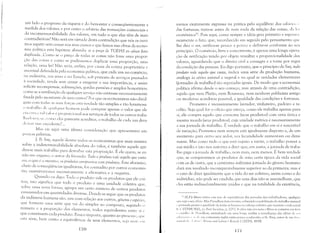 um lado o progresso da riqueza e do bem-estar e conseqüentemente a
medida dos valores; e por outro o arbítrio das transações comerciais e
da incomensurabilidade dos valores, em tudo o que elas têm de mais
contraditórias? Não será em virtude desta contradição que nós os ouvi­
mos repetir sem cessar nos seus cursos e que lemos nas obras de"econo­
mia política esta hipótese absurda: se o preço de TODAS as c6isas fosse
dulJlicw!o...Como se o preço de todas as coisas não fosse ullla propor­
ção das coisas e como se pudéssemos duplicar uma proporção, Ullla
relação, uma lei! Não seria, enfim, por causa da rotina proprietária e
anormal defendida pela economia política, que cada um no comércio,
na indústria, nas Zlrtes e no Estado, sob pretexto de serviços prestados
à sociedade, tenda sem cessar a exagerar a sua importância, e assim
solicite recompensas, subvenções, gordas pensões e amplos hone)Glrios;
como se a retribuição de qualquer serviço não estivesse necessariamente
fixada pelo montante de seus custos? Por que os economistas não divul­
g;lI11 com todas as suas forl,'as esta verdade tão simples e tão luminosa:
o tr:lhalho de qualquer homem pode comprar apenas o valor que ele
l'nn'IT:ll' l":t valor c: proporcional aos serviços de todos os outros traba­
Ill:ldol',,;; ,';l', l"()mo elt:s parecern acreditar, o trabalho de cada um deva
dei:>:ar um excedente? ..
Mas eis aqui uma última consideração que apresentarei em
poucas palavras.
J. B. Say, aquele dentre todos os economistas que mais insistiu
sobre a indeterminabilidade absoluta do valor, é também aquele que
deu-se mais trabalho para derrubar esta proposição. É ele quem, se eu
não me engano, o autor da fórmula: Todo o lJroduto t'ale aquilo qHe custa
ou, o que é o mesmo, os produtos colnlnwn-se com lJrodutos. Este aforismo,
cheio de conseqüências igualitárias, foi contradito por outros economis­
tas; examinaremos sucessivamente a afirmativa e a negativa.
Quando eu digo: Todo o produto vale os produtos que ele CllS­
tou, istll significa que todo o produto é uma unidade coletiva que,
sobre uma nova forma, agrupa um certo número de outros produtos
consumidos em quantidades diversas. Donde se segue que os produtos
da indústria humana são, uns com relação aos outros, gêneros e espécies,
que formam uma série que vai do sÍll1ples ao composto, segundo o
número e a proporção dos elementos, todos equivalentes entre si l'
que constituem cada produto. Pouco importa, quanto ao presentl', qlle
esta série, bem como a equivalência de seus elementos, sej:1 111:lie, "1
170
menos exatamente expressa na prática pelo equilíbrio dos sa!:úio', ,
das fortunas; trata-se antes de mais nada da relação das coisas, d:1 11'
lcconômica52
. Pois aqui, como sempre a idéia gera primeiro e esponl:l
neamente o fato, que, reconhecido em seguida pelo pensamento LJlIe
lhe deu o ser, retifica-se pouco a pouco e define-se conforme ao sell
princípio. O comércio, livre e concorrente, é apenas uma longa opera­
(:;lo de retificação tendo por objeto ressaltar a proporcionalidade dos
valores, aguardando que o direito civil a consagre e a tome por regra
da condição das pessoas. Eu digo portanto, que o princípio de Say, todo
/Jroduto vale aquilo que custa, indica uma série da produção humana,
análoga às séries animal e vegetal e na qual as unidades elementares
(jornadas de trabalho) são reputadas iguais. De modo que a economia
política afirma desde o seu começo, mas através de uma contradição,
aquilo que nem Platão, nem Rousseau, nem nenhum publicista antigo
ou moderno acreditou possível, a igualdade das condições e fortunas.
Prometeu é sucessivamente lavrador, vinhateiro, pacleiro e te­
n:lão. Seja qual for o oficio que exerça, como ele trabalha apenas para
si, ele compra aquilo que consome (seus produtos) com uma única e
mesma moeda (seus produtos), cuja unidade métrica é necessariamente
a sua jornada de trabalho. É verdade que o trabalho em si é suscetível
de variação; Prometeu nem sempre está igualmente disposto e, de um
momento para outro seu ardor, sua fecundidade aumentam ou dilni­
nuem. Mas como tudo o que está sujeito a variar, o trabalho possui a
sua média e isto nos autoriza a dizer que, em suma, a jornada de traba­
lho paga a jornada de trabalho, nem mais, nem menos. É bem verdade
que, se compararmos os produtos de uma certa época da vida social
com os de outra, que a centésima milésima jornada do gênero humano
dará um resultado incomparavelmente superior ao da primeira; mas é
o caso de dizer igualmente que a vida do ser coletivo, assim como a do
indivíduo, não pode ser cindida; que seus dias não se assemelham, que
l'!cS estão indissoluvelmente unidos e que na totalidade da existência,
<l IR.r.]: Marx critica est:) tese de equivalência das jornadas dos trabalhadorL's, qualquer
't"e seja o seu oficio, Mas Pmudhon tem em vista, snbretLIdo a reabilitaçi'io do trabalho manual
" pretende provar a igualdade de todas as funç')es no esforço coletivo que mantém a vida social
(( J. VERMOREL, Lc Parti Socia/i.tc, p. 225). A i,léia ni'io era nOV~l e Marx se compraz em teri]
" "q~Jih" .I,' I'rolldhon, assinalando em uma lunga an:lise a semelhança das idéias ,k ,,,.,,
:1,lv('I".'-,;'11 j( I C :l~, 1t- 1111) COll1unista in,dês cnt8.0 pouco cunhecido, o Sr. Bray, autor de lllll Ii'll't
111111,,1.,,1,,· 1"1,,,,,, 1V1'II!lg. a!lel L"hollr'. RClllcely (LEEDS, 1839).
171
 