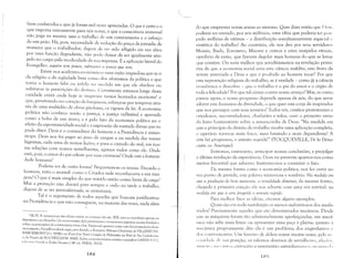 bem conhecidas e que já foram mil vezes apreciadas. O que é certo e o
que importa unicamente para nós notar, é que a consciência universal
não paga na mesma taxa o trabalho de um contramestre e o esforço
de um peão. Há, pois, necessidade de redução do preço da jornada: de
maneira que o trabalhador, depois de ter sido afligido em sua alma
por uma função degradante, não pode deixar de ser igualmente atin­
gido no corpo pela modicidade da recompensa. É a aplicação literal do
Evangelho: aquém tem pouco, subtrairei () j)OUCO que tem.
Existe nos acidentes econômicos uma razão impiedosa que se ri
da religião e da eqüidade bem como dos aforismos da politica e que
torna o homem feliz ou infeliz na medida em que ele obedece ou
subtrai-se às prescrições do destino. Certamente estamos longe desta
caridade cristã onde hoje se inspiram tantos honrados escritores6 e
que, penetrando no coração da burguesia, esforça-se por temperar atra­
vés de uma multidão de obras piedosas, os rigores da lei. A economia
política não conhece senão a justiça, a justiça inflexível e apertada
como a bolsa de um ávaroj e é pelo fato da economia politica ser o
efeito da espontaneidade social e a expressão da vontade divina que eu
pude dizer: Deus é o contraditor do homem e a Providência é misan­
tropa. Deus nos fez pagar ao peso de sangue e na medida das nossas
lágrimas, cada uma de nossas liçôesj e para o cúmulo do mal, em nos­
sas relações com nossos semelhantes, agimos todos como ele. Onde
está, pois, o amor do pai celeste por suas criaturas? Onde está a fraterni­
dade humana?
Poderia ser de outra forma? Perguntam-se os teístas. Decaido o
homem, resta o animal: como o Criador nele reconheceria a sua ima­
gem? O que é mais simples do que tratá-lo então como besta de carga?
Mas a provação não durará para sempre e cedo ou tarde o trabalho,
depois de se ter particularizado, se sintetizará.
Tal é o argumento de todos aqueles que buscam justificativas
na Providência e que não conseguem, na maioria das vezes, nada além

"lR.PJ: A renascença das icléias crist;'s no começo do séc. XIX, n;'o se manifesta apenas na
literatura e na filosofia. Os economistas dela participam e numerosos sistemas sociais tlmdados
sobre os princípios do cristianismo vêm a luz. Sismondi aparece como um dos promotorcs dcste
movimento, Proudhon alude aqui, sem dúvida, ,i Éconornie Polití'lue Chrétícnne de VILLENEUVE.
BARGEMONT (3 v. 1834) c ao Essa i d'un Trailé Corn[,/ct de I'hilasa[Jhie «uPaint de Vuc Clliwlíeifll<'
('I d11 I'rogrés de 13UCHEZ (18 38· 1840). Sobre os economistas cristãos consultar GARRI(;I II'T,
PII<'/i"" ,""eia/c Cl Écoles Socialcs ( 14" ed. PARIS, 1922).
184
do que emprestar novas armas ao ateismo. Quer dizer então qUl' I kll:;
poderia ter enviado, por seis milênios, uma idéia que poderia tcr pou­
pado milhôes de vítimas - a distribuição simultaneamente especial ('
sintética do trabalho! Ao contrário, ele nos deu por seus servidorcs
Moisés, Buda, Zoroastro, Maomé e outros e estes insípidos rituais,
opróbrio da razão, que fizeram degolar mais homens do que as letras
que contêm. Ou seria melhor que acreditássemos na revelação primi­
tiva de que a economia social seria esta ciência maldita, este fruto da
;irvore reservada a Deus e que é proibido ao homem tocar? Por que
l'sta reprovação religiosa do trabalho, se é verdade - como já a ciência
econômica o descobre - que o trabalho é o pai do amor e o órgão de
toda a felicidade? Por que tal ciúme contra nosso avanço? Mas, se como
parece agora, o nosso progresso depende apenas de nós, do que serve
adorar este fantasma de divindade, o que quer esta corja de inspirados
que nos persegue com seus sermôes? Todos vós, cristãos protestantes e
ortodoxos, neo-reveladores, charlatães e tolos, ouvi o primeiro verso
do hino humanitário sobre a misericórdia de Deus: "Na medida em
que o princípio da divisão do trabalho recebe uma aplicação completa,
l oper,lrio torna-se mais fraco, mais linlitado e mais dependente! A
arte faz progressos, o artesão regride!" (TOCQUEVILLE, De la Démo·
cratie en Amérique).
Evitemos, entretanto, antecipar nossas conc!usôes, e prejulgar
a última revelação da experiência. Deus no presente aparece-nos como
menos favorável que adverso: limitemo-nos a constatar o fato.
Da mesma forma como a economia politica, nos fez ouvir no
scu ponto de partida, esta palavra misteriosa e sombria: Na medida em
l{Ue a produçdo do bem aumenta, a venalidade diminuij da mesma forma,
chegada à primeira estação ela nos adverte com uma voz terrivel: na
medida em c/ue a arte j)YQgricle o artesdo regride.
Para melhor fixar as idéias, citemos alguns exemplos.
Quais são em toda metalurgia os menos industriosos dos assala­
riados? Precisamente aqueles que são denominados mecânicos. Desde
que as máquinas foram tão admiravelmente aperfeiçoadas, um mecâ­
IlÍCO não sabe mais limar ou apresentar uma peça à plaina: quanto ú
1l1ecânica propriamente dita ela é um problema dos engenheiros ('
dos Clmtr;1mestres. Um ferreiro de aldeia reúne muitas vezes, pela 1)<'
'I'SSill:tdl' dI' slla posição, os talentos diversos de serralheiro, afi;II!<li,
;ll'Illl'i II " 11 II 'I ;í Ilil' l, carroceiro e veterinário: estranharÍ;IIl( I:;, I II I 11 I11/ I' I, ,
I~S
 