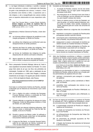 ALEPB-Assistente Legislativo-D04 7
28. (...) as fugas individuais e coletivas, o suicídio, o assassi-
nato dos senhores e colonos, a destruição das fazendas
de gado e das plantações dos colonos, o estupro, o furto
de alimentos como farinha e milho, o casamento com o
não indígena, e até a ressignificação dos valores cristãos
para os aspectos relacionados às suas respectivas cultu-
ras.
(Jean Paul Gouveia Meira e Juciene Ricarte Apolinário.
História Indígena no Sertão da Capitania Real da
Paraíba no Século XVIII. Campina Grande: Cadernos do
LEME, jan./jun. 2010, v. 2, n. 1. p. 90)
Considerando a História Colonial da Paraíba, o texto iden-
tifica
(A) as inúmeras práticas indígenas de resistência à colo-
nização portuguesa, no Sertão da Paraíba.
(B) as práticas dos indígenas que contribuíram para seu
desaparecimento do sertão paraibano.
(C) algumas das faces do caráter dos indígenas, “fero-
zes guerreiros selvagens”, do Sertão da Paraíba.
(D) as formas de hostilidade dos indígenas do sertão,
despossuídos de valores e princípios civilizados.
(E) alguns aspectos da cultura das populações que vi-
viam no litoral, na época da conquista da Paraíba.
_________________________________________________________
29. Para o pesquisador Humberto Nóbrega, trata-se do “maior e
mais respeitável monumento histórico da Paraíba”. É a única
praça forte ainda de pé que nos ficou dos primórdios da
colonização. Fundada em 1589, após a celebração da paz
entre os colonizadores e o chefe índio Piragibe, a fortaleza
inicialmente era de taipa e foi erguida pelo alemão Cristóvão
Linz, a 18 Km da Capital do Estado, João Pessoa.
(http://www.joaopessoaconvention.com.br/v2009/?p=
ponto_turistico)
Com base no conhecimento histórico da Paraíba, assinale
a afirmação que se relaciona ao monumento a que o texto
se refere.
(A) Com o objetivo de evitar a entrada dos franceses,
Frutuoso Barbosa ordenou a construção da Forta-
leza de Santa Catarina, em Cabedelo.
(B) Visando defender os engenhos de ataques de índios
Potiguaras, André de Albuquerque construiu o Forte
de Inhobin, em João Pessoa.
(C) Para resistir aos ataques indígenas potiguaras, João
Tavares iniciou a construção do Forte de São Se-
bastião, na foz do rio Paraíba.
(D) Durante o governo de Martim Leitão, foi edificada a
capela de São Gonçalo, ainda hoje, um dos grandes
monumentos históricos da Paraíba.
(E) A Igreja de São Bento, na Avenida General Osório,
onde há um cata-vento em lâmina, construído em
1753, foi obra iniciada por Feliciano Coelho.
30. Considere as informações abaixo.
I. A posição da Paraíba, à época, era de uma verda-
deira fortaleza, era um lugar quase inexpugnável,
de acesso muito difícil.
II. Na embocadura do rio Sanhauá havia dois fortes e
a ilha da Restinga, que era utilizada com uma bate-
ria, para impedir o acesso dos navios.
III. Havia um sistema sonoro no forte de Cabedelo, em
caso de perigo, um canhão especial disparava, sen-
do ouvido na cidade. Outro canhão, localizado na
cidade, disparava para ser ouvido nas cercanias de
Santa Rita.
As informações referem-se a algumas das circunstâncias
que
(A) retardaram a conquista e ocupação da Paraíba pelos
portugueses durante o período colonial.
(B) concorreram para o desinteresse português em colo-
nizar a Paraíba, nos primeiros trinta anos.
(C) asseguraram a posse e colonização do território pa-
raibano durante as invasões francesas na Paraíba.
(D) facilitaram as incursões estrangeiras na Paraíba, pa-
ra comercializar o pau-brasil com os indígenas.
(E) contribuíram com as vitórias sucessivas dos parai-
banos durante as invasões holandesas na Paraíba.
_________________________________________________________
31. Além das finalidades econômicas e militares, a nascente
Capitania da Paraíba cumpria funções político-administra-
tivas e sociais. Isto por caber articular a sociedade em for-
mação. Nela, a figura central era o capitão-mor com atri-
buições assemelhadas aos atuais governadores.
(José Octávio de Arruda Mello. História da Paraíba, lutas e
resistência. Paraíba, Conselho Estadual de Cultura (SEC):
União Editora, s/d. p. 28)
Considerando as informações do texto e o conhecimento
da História da Paraíba, pode-se afirmar que a função polí-
tico-administrativa da capitania tinha em vista
(A) restringir o povoamento para assegurar o sucesso
da capitania.
(B) implantar um sistema político semelhante à Metró-
pole, na Paraíba.
(C) possibilitar maior participação dos colonos no go-
verno da Paraíba.
(D) garantir a subordinação da Paraíba à Metrópole, ou
seja, a Portugal.
(E) transferir o poder da Capitania para a Metrópole, ou
seja, a Portugal.
_________________________________________________________
32. Em face do regime de monopólios, a capitania da Paraíba
foi anexada em 1755 à capitania de Pernambuco, privan-
do-a de autonomia, até 1799. Essa anexação deveu-se
(A) à superioridade comercial da Paraíba em relação à
capitania de Pernambuco.
(B) à criação da Companhia de Comércio de Pernam-
buco e da Paraíba.
(C) ao enfraquecimento da Companhia das Índias Oci-
dentais na Paraíba.
(D) ao crescimento da produção açucareira de Per-
nambuco e da Paraíba.
(E) à fixação das fronteiras das capitanias de Itamaracá
e de Pernambuco.
Caderno de Prova ’D04’, Tipo 001
www.pciconcursos.com.br
 