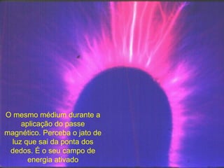 O mesmo médium durante a aplicação do passe magnético. Perceba o jato de luz que sai da ponta dos dedos. É o seu campo de energia ativado 