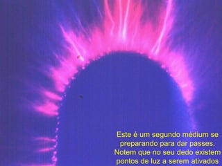 Este é um segundo médium se preparando para dar passes. Notem que no seu dedo existem pontos de luz a serem ativados 