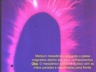 Médium messiânico aplicando o passe magnético dentro dos seus conhecimentos.  Obs : O messiânico aplica os fluídos com as mãos paradas e espalmadas para frente. 