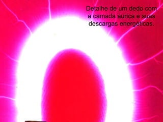 Detalhe de um dedo com a camada aurica e suas descargas energéticas. 