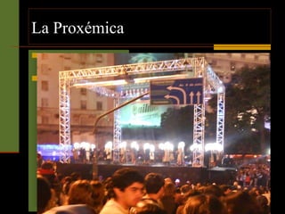 La Proxémica 
 Este espacio es 
variable. 
 En las culturas 
ajenas a las latinas 
las distancias son 
mayores que en las 
latinas, y también 
dependen de otras 
circunstancias 
como la clase 
social y el género e 
incluso las 
actividades o 
eventos especiales. 
 