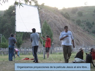 Organizamos proyecciones de la película Jesús al aire libre... 
