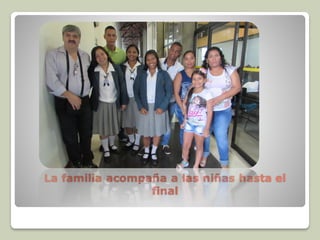 La familia acompaña a las niñas hasta el
final
 