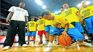 Le jeune joueur des Indiana Pacers, Paul George auprès des jeunes philippins en 2013.