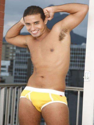 HOMBRES EN ROPA INTERIOR : 