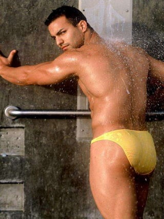 HOMBRES EN ROPA INTERIOR : 