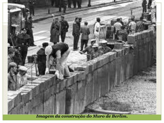 Imagem da construção do Muro de Berlim.
 