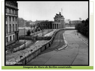 Imagem do Muro de Berlim construído.
 