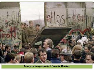 Imagem da queda do Muro de Berlim.
 