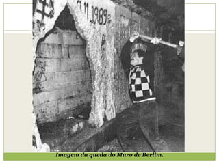 Imagem da queda do Muro de Berlim.
 