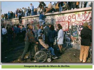 Imagem da queda do Muro de Berlim.
 