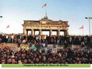 Imagem da queda do Muro de Berlim.
 