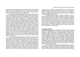 Ileana Enesco (2001). Psicología del Desarrollo. www.enciclonet.es
11
de esta perspectiva en varios psicólogos clásicos (entre ellos, psicólogos de la Gestalt como
Koffka o Lewin), Urie Bronfenbrenner (1979) es quien la aplica al campo del desarrollo
proponiendo un modelo evolutivo basado en un sujeto que cambia a lo largo del tiempo en
interacción con un entorno dinámico, cambiante y multidimensional.
Bronfenbrenner propone una caracterización del entorno en niveles jerárquicos que
van desde el contexto físico y social más inmediato (el hogar, la escuela y las personas con
las que el niño se relaciona directamente: el microsistema) hasta el contexto cultural en
sentido más amplio (político, educativo, sistemas de creencias y valores, etc., que conforman
el macrosistema). Entre ambos, el mesosistema y el exosistema corresponden a
dimensiones tan variadas como los medios de comunicación, el tipo de trabajo de los padres,
las relaciones sociales de éstos o las características del vecindario, que tienen influencia en
la vida del niño pero no de modo directo e inmediato. Por último, el concepto de cronosistema
se refiere a la dimensión temporal del desarrollo y contiene una idea de sentido común: los
mismos acontecimientos (el nacimiento de un hermano, la separación de los padres, el
cambio de escuela) pueden afectar de modo muy diferente al niño según el momento (edad)
en que ocurren. Por otra parte, el carácter bidireccional y recíproco de la interacción humana
hace que, frente a hechos semejantes, niños de la misma edad se adapten de forma
diferente según la dinámica de relación con padres u otras personas significativas. Una
ilustración típica de la influencia mutua padres-niño es la siguiente: por lo general, los padres
pacientes y poco punitivos suelen conseguir respuestas sociales más positivas que los
impacientes y punitivos, a la vez que los niños tranquilos y afectivos provocan mejores
reacciones afectivas del adulto que los niños muy irritables. Esta interacción dinámica se
convierte a menudo en circular (en un círculo “virtuoso” o “vicioso”) y puede tener efectos
duraderos en el desarrollo.
En suma, el enfoque ecológico insiste en que entender el proceso evolutivo
requiere analizar los distintos sistemas que afectan la vida del niño y a la vez el modo en que
éste los percibe e interpreta y denuncia el poco sentido de muchos estudios psicológicos de
“laboratorio” en los que al individuo se le presentan tareas que no tienen relación con los
problemas reales de la vida cotidiana y que, en todo caso, no sabemos cómo interpreta (de
ahí el concepto de validez ecológica). Buena parte de la investigación experimental con
niños, dice Bronfenbrenner, consiste en el “estudio de comportamientos infantiles extraños
ante situaciones extrañas frente a adultos extraños”, es decir, al margen de los contextos
significativos en los que evoluciona el niño. El enfoque ecológico no niega, sin embargo, la
pertinencia de la investigación de laboratorio siempre que los objetivos del estudio así lo
requieran. Por ejemplo, si se trata de comparar la ejecución de tareas de memoria en dos
contextos (el hogar y el laboratorio), o estudiar cómo influye un entorno “extraño” en las
respuestas de apego del niño, tiene todo el sentido situar al niño en un medio no familiar. La
objeción a los estudios experimentales es cuando, a partir de ellos y sin observaciones
adicionales, se pretende inferir la capacidad de recuerdo de los niños o sus conductas de
apego generalizándolas a cualquier contexto.
La perspectiva ecológica ha tenido una influencia importante en la forma de
abordar el desarrollo atendiendo a sus distintas dimensiones socioculturales. Sin embargo,
no llega a constituirse en una alternativa teórica y conceptual en la explicación del desarrollo.
Además, empíricamente resulta muy difícil llevar a cabo investigaciones rigurosas que
permitan identificar el papel de los distintos contextos o sistemas en la evolución de la
conducta, así como la interacción del individuo con esos sistemas. Aunque se ha convertido
en una forma de pensar para muchos investigadores, la realidad es que sus estudios a
menudo se limitan a comparaciones muy globales (por ejemplo, entre niños de distintos
medios socioeconómicos o distintos contextos educativos) que terminan aportando poca
novedad a nuestro conocimiento del desarrollo.
4.2.4. Enfoques cognitivos
Procesamiento de la información. La llamada revolución cognitiva a finales de la década de
1950 supuso un replanteamiento de las asunciones de la psicología conductista tradicional
basadas en un modelo mecanicista clásico. Con la analogía ordenador-mente surge un nuevo
asociacionismo que define la conducta no como respuesta a estímulos sino a representaciones
de la realidad (símbolos, conceptos, etc.); el individuo ya no se contempla como un sujeto
reactivo a la estimulación del entorno, sino como “manipulador de símbolos o sistema de
cómputo que selecciona, codifica, almacena y recupera información; conceptos como conocimiento,
solución de problemas y razonamiento vuelven a adquirir entidad y valor explicativo (Bruner,
Goodnow y Austin, 1956); la conducta humana, en fin, obedece a propósitos y planes. Esta
perspectiva del ser humano se convierte en el enfoque dominante en la segunda mitad del siglo XX,
conocido genéricamente como Procesamiento de la Información. En general, los problemas que
se plantea la psicología cognitiva no son nuevos pero sí la forma de definirlos y, aunque no
siempre, el tipo de explicación que ofrecen.
En PD ha habido una incesante actividad investigadora desde el enfoque del
procesamiento de la información. Se ha aplicado tanto a problemas del desarrollo intelectual
(Klahr, 1992, Siegler, 1991) como a la conducta y el conocimiento social. En lo que se refiere a la
cuestión del cambio evolutivo, se asume que la mente humana tiene una determinada arquitectura
 