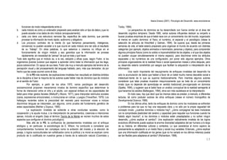 Ileana Enesco (2001). Psicología del Desarrollo. www.enciclonet.es
13
funcionan de modo independiente entre sí.
b. cada módulo es como un ordenador preparado para analizar sólo un tipo de datos y que no
puede acceder a los datos de otro módulo (encapsulamiento);
c. cada uno tiene una estructura nerviosa fija, específica de cada dominio, que permite
procesar la información de modo rápido, autónomo y obligatorio.
d. Los procesos centrales de la mente (lo que llamamos pensamiento, inteligencia,
conciencia) no pueden acceder a lo que ocurre en cada módulo sino tan sólo al resultado
de su “trabajo”. En otras palabras, lo que sabemos o creemos no influye en el
funcionamiento de ningún módulo y eso garantiza que la información se procese
rápidamente, sin necesidad de “pensar” de qué se trata y qué hacer.
Todo esto significa que el módulo es, a la vez, estúpido y eficaz pues, según Fodor, si los
organismos jóvenes tuvieran que esperar a aprender cómo tratar la información que les llega,
pocos sobrevivirían. En apoyo de sus tesis, Fodor cita muy a menudo ejemplos del terreno de la
percepción visual y del procesamiento del lenguaje hablado, pero, más que demostrar, da por
hecho que las cosas ocurren como él dice.
En la PD más reciente, las explicaciones innatistas han resucitado en distintos ámbitos
de la disciplina si bien la mayoría de los autores suele hablar más de dominios que de módulos
en el sentido de Fodor.
Por ejemplo, a partir de los años 1970, varios psicólogos del desarrollo
socioemocional proponen mecanismos innatos de dominio específico que determinan la
forma de interacción entre el niño y el adulto, con especial énfasis en las capacidades del
bebé para imitar gestos faciales (Meltzoff y Moore, 1977), para interpretar estímulos sociales
(caras, expresiones emocionales), o involucrarse en rutinas y juegos (Trevarthen, 1979). Los
hallazgos recientes sobre la precocidad del neonato para reconocer voces e incluso
discriminar lenguas se interpretan, por algunos, como prueba del fundamento genético de
estas capacidades (Mehler y Dupoux, 1990).
La explicación innatista se extiende a otras conductas sociales, como la
cooperación y la ayuda mutua, o la interpretación de pensamientos, creencias e intenciones
ajenas, incluido el engaño (bajo el término Teoría de la Mente se reúnen muchos de estos
aspectos que configuran el dominio psicológico).
Más allá de la PD, la confluencia de planteamientos innatistas con el enfoque
etológico y, en particular, la sociobiología de E. Wilson, ha conducido a considerar que
comportamientos humanos tan complejos como la evitación del incesto y la elección de
pareja, o logros socioculturales tan sofisticados como la política y la moral se explican como
producto de lo codificado en nuestros genes a través de la selección natural (Cosmides y
Tooby, 1994).
La perspectiva de dominios se ha desarrollado con fuerza similar en el área del
desarrollo cognitivo temprano. Desde 1980, varios autores influyentes dedican su empeño a
buscar pruebas empíricas de que el bebé nace con un conocimiento rico del mundo, organizado
al menos en cuatro dominios: el físico, el numérico, el espacial y el psicológico (véase la
selección de artículos de Hirschfeld y Gelman, 1994). Se supone que, desde las primeras
semanas de vida, el bebé estaría preparado para organizar el mundo de acuerdo con distintas
categorías (por ejemplo, objetos animados e inanimados; personas y objetos), para comprender
algunos principios físicos (como la solidez e impenetrabilidad de los objetos, o el que dos objetos
no pueden ocupar simultáneamente el mismo espacio), para discriminar entre los atributos
espaciales y los numéricos de una configuración, por poner sólo algunos ejemplos. Otros
principios organizadores de la realidad física o social aparecerían meses o años después, pero
su desarrollo estaría constreñido por sesgos que facilitan la adquisición e interpretación de la
información.
Una razón importante del resurgimiento de enfoques innatistas del desarrollo ha
sido la acumulación de datos que hablan a favor de un bebé mucho menos desvalido social e
intelectual-mente de lo que se suponía tradicionalmente. Pero mientras algunos autores
consideran que tales pruebas muestran inequívocamente que se trata de un conocimiento
innato (que no depende del aprendizaje en sentido tradicional) pre-organizado en dominios
(Spelke, 1994), y sugieren que el bebé hace un análisis conceptual de la realidad semejante al
que hacemos los adultos (Baillargeon, 1994), otros son más cautelosos en la interpretación.
En todo caso, hay que decir que los mismos datos se prestan, a menudo, a diferentes
lecturas, tal como postulan autores de otros enfoques (véase el número monográfico de
Developmental Science, 1999).
En los últimos años, tanto los enfoques de dominio como los modulares se enfrentan
a problemas para los que no hay una respuesta clara, y no sólo por la propia vaguedad del
concepto innato: ¿cuántos dominios o módulos hay?, ¿cómo compaginar las tesis modulares
con la comprobada plasticidad del cerebro y capacidad para reajustar sus funciones cuando ha
habido algún trauma?, si los dominios o módulos están preadaptados y no sufren ningún
desarrollo, ¿cómo explicar el cambio?. Una explicación radicalmente innatista de los logros
evolutivos difícilmente puede explicar la enorme diversidad adaptativa del ser humano a lo largo
de su historia, en diferentes culturas y contextos. Lo que caracteriza al homo sapiens es
precisamente su adaptación a un medio físico y social muy variables. Entonces, ¿cómo explicar
que una información codificada en los genes (que no ha variado en los últimos milenios) pueda
ser tan flexible para adaptarse al cambio? (Richardson, 1998).
 