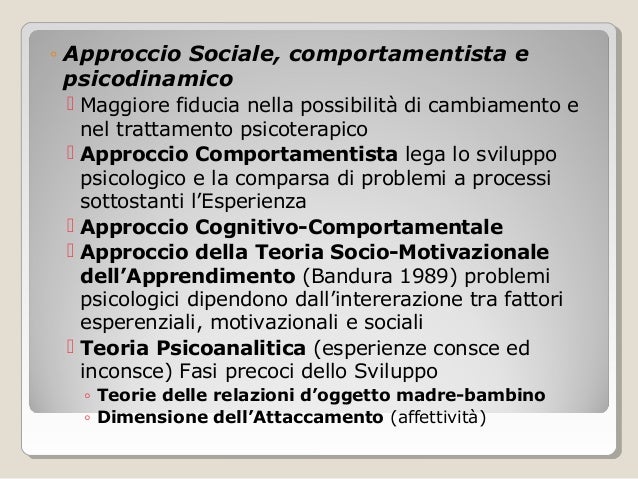Il marito beve il vino con la ragazza