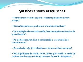 Psicologia da Educação entendida como um âmbito de aplicação da psicologiaSegundo César CollO conhecimento psicológico é o único que permite abordar e resolver de maneira científica as questões e os problemas educacionais.A psicologia da educação entendida como uma disciplina-ponte entre a psicologia e a educaçãoSegundo César CollA psicologia da educação é uma disciplina ou subdisciplina em sentido estrito – visto que tem um objeto de estudo próprio e aspira à geração de conhecimentos novos sobre ele – que se encontra no meio do caminho entre os âmbitos disciplinares da psicologia e das ciências da educação.Psicologia da Educação entendida como um âmbito de aplicação da psicologiaSegundo César CollO comportamento humano responde a leis universais que, uma vez estabelecidas pela pesquisa psicológica, podem ser utilizadas para compreender e explicar o comportamento humano em qualquer ambiente, incluídos os ambientes educacionais.Psicologia da Educação entendida como um âmbito de aplicação da psicologiaSegundo César CollA principal tarefa da psicologia da educação consiste em selecionar, entre os conhecimentos proporcionados pela psicologia científica, aqueles que em princípio podem ser mais úteis e relevantes para explicar e compreender o comportamento humano nos ambientes educacionais e poder intervir neles.A psicologia da educação entendida como uma disciplina-ponte entre a psicologia e a educaçãoSegundo César CollA abordagem e o tratamento das questões e dos problemas educacionais exige uma aproximação multidisciplinar.A psicologia da educação entendida como uma disciplina-ponte entre a psicologia e a educaçãoSegundo César CollO estudo e a explicação do comportamento humano nos ambientes educacionais deve ser feito nesses ambientes e devem levar em conta suas características próprias e específicas.A psicologia da educação entendida como uma disciplina-ponte entre a psicologia e a educaçãoSegundo César CollA psicologia da educação distingue-se das outras especialidades da psicologia, porque proporciona conhecimentos específicos sobre o comportamento humano em situações educacionais.Psicologia da Educação entendida como um âmbito de aplicação da psicologiaSegundo César CollA psicologia da educação não é uma disciplina ou subdisciplina em sentido estrito – visto que não tem um objeto de estudo próprio e nem pretende gerar conhecimentos novos –, mas simplesmente um campo de aplicação da psicologia.A psicologia da educação entendida como uma disciplina-ponte entre a psicologia e a educaçãoA principal tarefa da psicologia da educação consiste em elaborar, tomando como ponto de partida as contribuições da psicologia científica, instrumentos teóricos, conceituais e metodológicos úteis e relevantes, para explicar e compreender o comportamento humano nos ambientes educacionais e poder intervir neles.Segundo César Coll