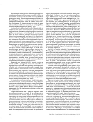 134 Psic.: Teor. e Pesq., Brasília, 2010, Vol. 26 n. especial, pp. 131-141
R. S. L. Guzzo & cols.
Durante muito tempo, a única prática do psicólogo co-
nhecida por educadores foi centrada no modelo médico de
atendimento de crianças em clínicas de psicologia. Embora
a Psicologia tenha se constituído enquanto profissão, no
Brasil, há quase 50 anos, o psicólogo escolar não tem ainda
uma posição estabelecida dentro do sistema educacional.
Isso significa que ele fica alocado em secretarias de saúde
e de assistência social, mas, raramente, no serviço público,
dentro da própria escola (Guzzo & cols., 2007).
Assim, a história da Psicologia Escolar Educacional deve
ser pensada, não apenas levando em conta alguns indicadores
quantitativos do sistema educacional resultantes de políticas
públicas que propõem a universalização do ensino, mas a
partir de raízes históricas centradas na teoria da carência
cultural, conforme apontada por Patto (1990). Esse funda-
mento se traduziu pela legitimação de preceitos clínicos, ou
seja, na realização de práticas individualizantes dentro de
espaços educacionais que propagam a ideia, especialmente
para os educadores, de que questões educacionais centram-se
em problemas dos alunos ou, no máximo, de suas famílias.
Para Marinho-Araújo (2009a), um levantamento reali-
zado pelo Conselho Federal de Psicologia, no ano de 2004,
demonstrou que apenas 11% dos psicólogos inscritos exer-
ciam atividades relacionadas à Psicologia Escolar.Ainda para
essa autora, as publicações na área da Psicologia Escolar,
no entanto, demonstram que a atuação desse profissional,
embora em número significativamente pequeno, vem se
consolidando e propondo novas formas de intervenções,
não apenas nas escolas, mas em todo o contexto educativo
indiretamente relacionado ao contexto escolar.
De acordo com Tanamachi (2000), somente a partir da
década de 1990 é que a grande diversidade do trabalho do
psicólogo educacional, para além dos muros da escola, trouxe
reflexões mais críticas acerca da formação e atuação desse
profissional. Essas últimas décadas foram mais marcadas por
novos encontros entre Psicologia e Educação, assumindo um
direcionamento dialético da compreensão do desenvolvimen-
to humano e não apenas das dificuldades de aprendizagem e
comportamento, mas que perpassam ambientes mais amplos
do contexto educacional como, por exemplo, espaços comu-
nitários, núcleos, associações, entre outros.
A atuação dos psicólogos escolares tem defendido a es-
cola em sua função social e política como espaço marcado
por diversas contradições, mas também como possibilidade
de criação de uma sociedade mais justa, conforme discute
Marinho-Araujo (2009b). Por isso, destaca-se sua importân-
cia enquanto local de atuação para o psicólogo escolar, mas
não restrito a ela.
Ao psicólogo escolar cabe a função de contribuir, junto
com educadores, para a promoção da aprendizagem e do
desenvolvimento das crianças, a partir de uma perspectiva
mais integral do sujeito do que vem enfatizando a escola. Ou
seja, além do desenvolvimento cognitivo, deve-se promover
o desenvolvimento emocional, social e motor por meio de
intervenção com as crianças, suas famílias e comunidade.
Essa perspectiva foi o que motivou a criação da Associação
Brasileira de Psicologia Escolar (ABRAPEE), em 1990, que,
no entanto, apesar de sua consolidação com a promoção de
eventos da área e edição de uma revista científica específica,
ainda não conseguiu um impacto essencial na aproximação
entre os profissionais de Psicologia e as escolas.Antes disso,
a Psicologia Escolar era uma área de aplicação da Psico-
logia, definida como obrigatória pelo Currículo Mínimo
estabelecido pelo Conselho Federal de Educação, em 1962,
pelo parecer 403/62; hoje é apenas uma formação eletiva
aos estudantes que cursam a graduação em Psicologia. O
Currículo Mínimo foi mantido quase que sem modificações
até que a Lei de Diretrizes e Bases – LDB (Ministério da
Educação, 1996) mudasse essa condição. Os Currículos Mí-
nimos foram extintos e em seu lugar estabelecidas Diretrizes
Curriculares Nacionais - DCNs (Ministério da Educação,
2004) que, por meio do estabelecimento dos Núcleos Comuns
e áreas de ênfases curriculares ou de aprofundamento de
estudos, acabam definindo que os cursos de graduação em
Psicologia devem oferecer, no mínimo, duas ênfases para
formação do psicólogo. Essa situação diversifica a formação
dos estudantes no território nacional, propiciando isonomia
na certificação profissional, porém com distintas possibili-
dades de estudo e prática profissional. Ao mesmo tempo,
mantém a formação clínica como predominante na maioria
dos cursos de graduação do país.Asituação não muda, apesar
de mudarem as políticas.
Em 2007, o Conselho Federal de Psicologia reconhece a
Psicologia Escolar como uma especialidade, sem que nenhum
passo tenha sido dado para o reconhecimento da importância
do psicólogo dentro das escolas, sobretudo pelos educadores.
Com esse reconhecimento, fica marcado o modelo de atuação
do psicólogo no âmbito da educação formal, com a realização
de pesquisas, diagnóstico e intervenção preventiva ou cor-
retiva em grupo e individualmente, como se fosse possível
uma mudança da realidade apenas por uma resolução tirada
no âmbito da entidade da categoria profissional.
Coerente com a questão apontada acima, Gomes (2002)
aponta que traçar um perfil da atuação do psicólogo escolar
no Brasil tem sido muito complicado, tendo em vista que
existe uma distância entre o papel atribuído ao psicólogo no
campo teórico e as demandas que se espera sejam atendidas
no cotidiano da escola. Portanto, há a necessidade de se
contextualizar a ação do psicólogo na realidade educacional
e social brasileira, ao mesmo tempo em que se institui sua
regulamentação para atuação nos espaços educativos.
É preciso que sejam criadas referências para a atuação do
psicólogo no contexto da escola, mas há também dificuldade
em delinear um perfil de atuação profissional, bem como
de articular a prática à teoria (Marinho-Araújo & Almeida,
2008). Essas autoras apontam que a ausência de articulação
entre teoria e prática tem sido relacionada às deficiências na
formação do profissional e propõem a introdução do ensino
de pesquisa no contexto da graduação universitária como
requisito essencial à formação do psicólogo escolar.
AAssociação Brasileira de Ensino de Psicologia (ABEP),
criada com a finalidade de acompanhar a formação profis-
sional, vem produzindo debates que, por um lado, apoiam
a importância de Diretrizes e por outro, tornam evidente a
necessidade de maior aprofundamento de seu conteúdo pelo
próprio corpo docente e coordenadores de curso e suas estrutu-
ras curriculares. Mesmo carregada de boas intenções, aABEP
não consegue organizar um debate nacional sobre a formação
do profissional de Psicologia, que responda às necessidades e
características da realidade brasileira.As discussões ampliam
 